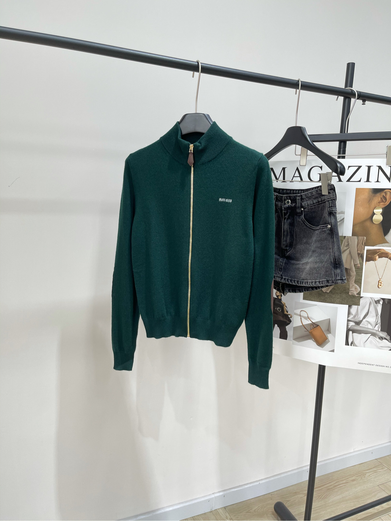 NO:501974,[M Dark Green Patch Cashmere Stand Collar Zipper Cardigan], Fabric Cashmere Blended Color Dark Green *｜Cashmere and Leather Zipper Stand Collar Cardigan 25SS Early Autumn New Style!  Soft cashmere shapes the smooth outline of this sweater. The exquisite zipper details and leather patches add a multi-functional and elegant appearance. The contrasting color inlay logo makes it more unique. Flat size S shoulder width 36, bust 80 elastic, garment length 52, sleeve length 63 M shoulder width 37, bust 84 elastic, garment length 53, sleeve length 64 L shoulder width 38, bust 88 elastic, garment length 54, sleeve length 65. There will be 2~3cm errors in manual measurements, belong to the normal range, sweaters, alexander wang19860909【M墨绿补丁羊绒立领拉链开衫】 ,面料羊绒混纺 颜色墨绿 *｜羊绒和皮革拉链立领开衫 25SS早秋新款上新！ 柔软的羊绒塑造了这款毛衣的流畅轮廓 精致的拉链细节 和皮革贴片增添了多功能的高雅外观 撞色嵌花徽标更显独特 平铺尺码 S肩宽36,胸围80弹力,衣长52,袖长63 M肩宽37,胸围84弹力,衣长53,袖长64 L肩宽38,胸围88弹力,衣长54,袖长65 手工测量会有2~3cm误差属于正常范围,,sweaters,alexander wang,Women's clothing