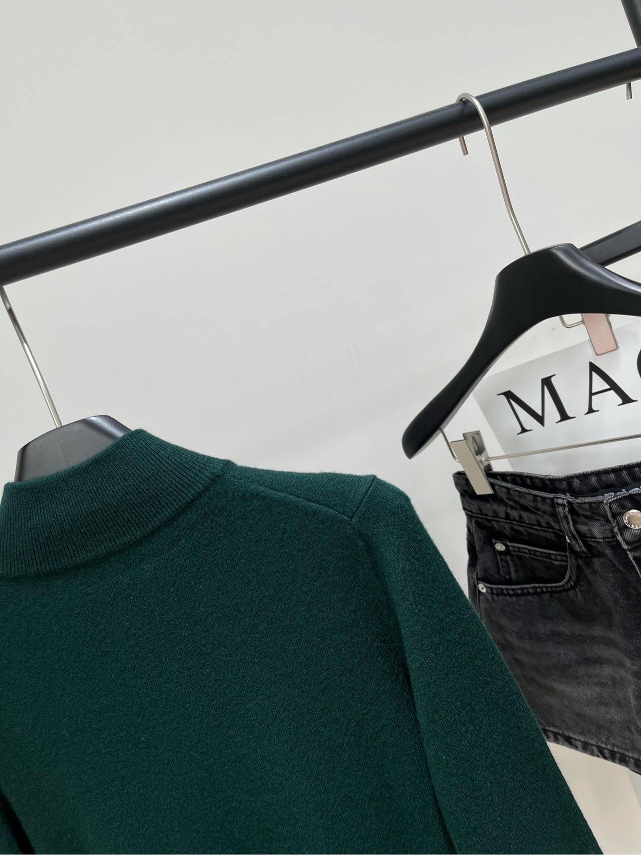 【M墨绿补丁羊绒立领拉链开衫】🔺，面料：羊绒混纺颜色：墨绿𝐌𝐈𝐔 𝐌𝐈*｜羊绒和皮革拉链立领开衫25SS