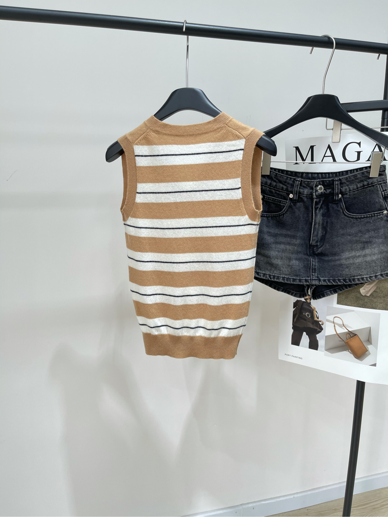 【M卡其拼白条纹V领针织背心】🔺，面料：羊绒混纺颜色：卡其拼白2025秋冬mi*新款针织背心V领设计，视