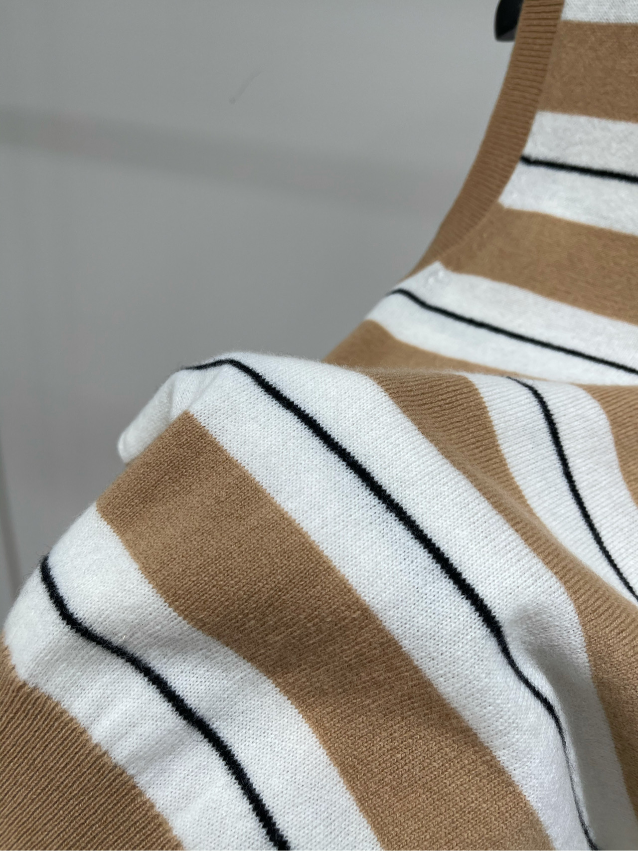 【M卡其拼白条纹V领针织背心】🔺，面料：羊绒混纺颜色：卡其拼白2025秋冬mi*新款针织背心V领设计，视