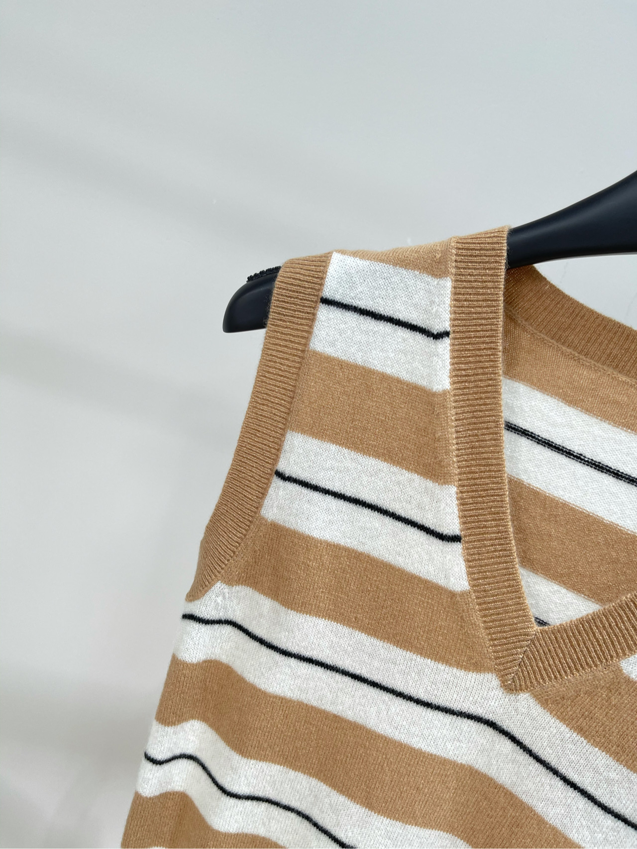 【M卡其拼白条纹V领针织背心】🔺，面料：羊绒混纺颜色：卡其拼白2025秋冬mi*新款针织背心V领设计，视