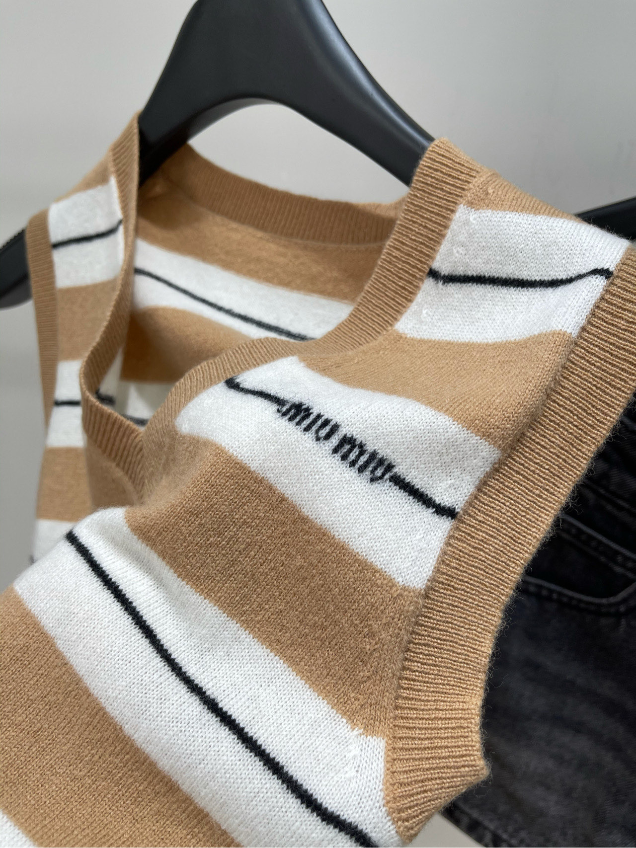 【M卡其拼白条纹V领针织背心】🔺，面料：羊绒混纺颜色：卡其拼白2025秋冬mi*新款针织背心V领设计，视