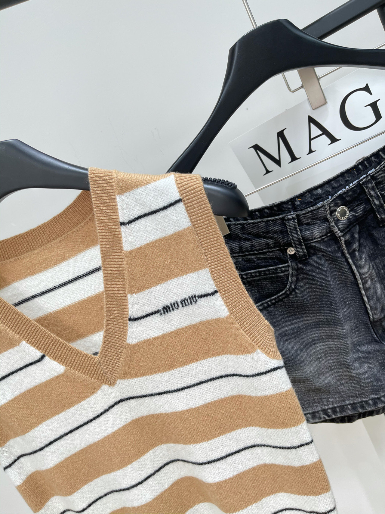 【M卡其拼白条纹V领针织背心】🔺，面料：羊绒混纺颜色：卡其拼白2025秋冬mi*新款针织背心V领设计，视