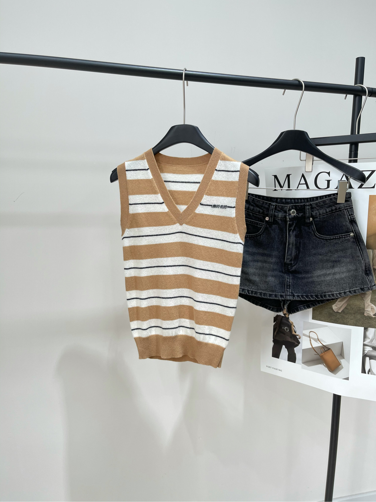 NO:501983,[M khaki white striped V-neck knit vest], fabric cashmere blended color khaki white spelled 2025 autumn and winter mi* newest knit vest V-neck design, visually elongate the neck Comfortable and three-dimensional cutting makes you particularly outstanding. H-style that covers the flesh and makes you look thin. It has a very inclusive and transparent non-stick flesh. It is a low-key and oscillating style~ It looks very good when worn. Flat size S shoulder width 34, bust 72 elasticity, 54 M shoulder width 35, bust 76 elasticity, 55 L shoulder width 36, bust 80 elasticity, 56 length 2~3cm errors are included in the normal range, alexander wang19860909【M卡其拼白条纹V领针织背心】 ,面料羊绒混纺 颜色卡其拼白 2025秋冬mi*新款针织背心 V领设计,视觉上拉长脖颈 舒适的版型和立体的裁剪让你格外出彩 遮肉显瘦的H版型 有很好的的包容性,通透不粘肉 穿起来就是低调又篙级的气质款~ 叠穿也很好看 平铺尺码 S肩宽34,胸围72弹力,衣长54 M肩宽35,胸围76弹力,衣长55 L肩宽36,胸围80弹力,衣长56 手工测量会有2~3cm误差属于正常范围,,alexander wang,Women's clothing