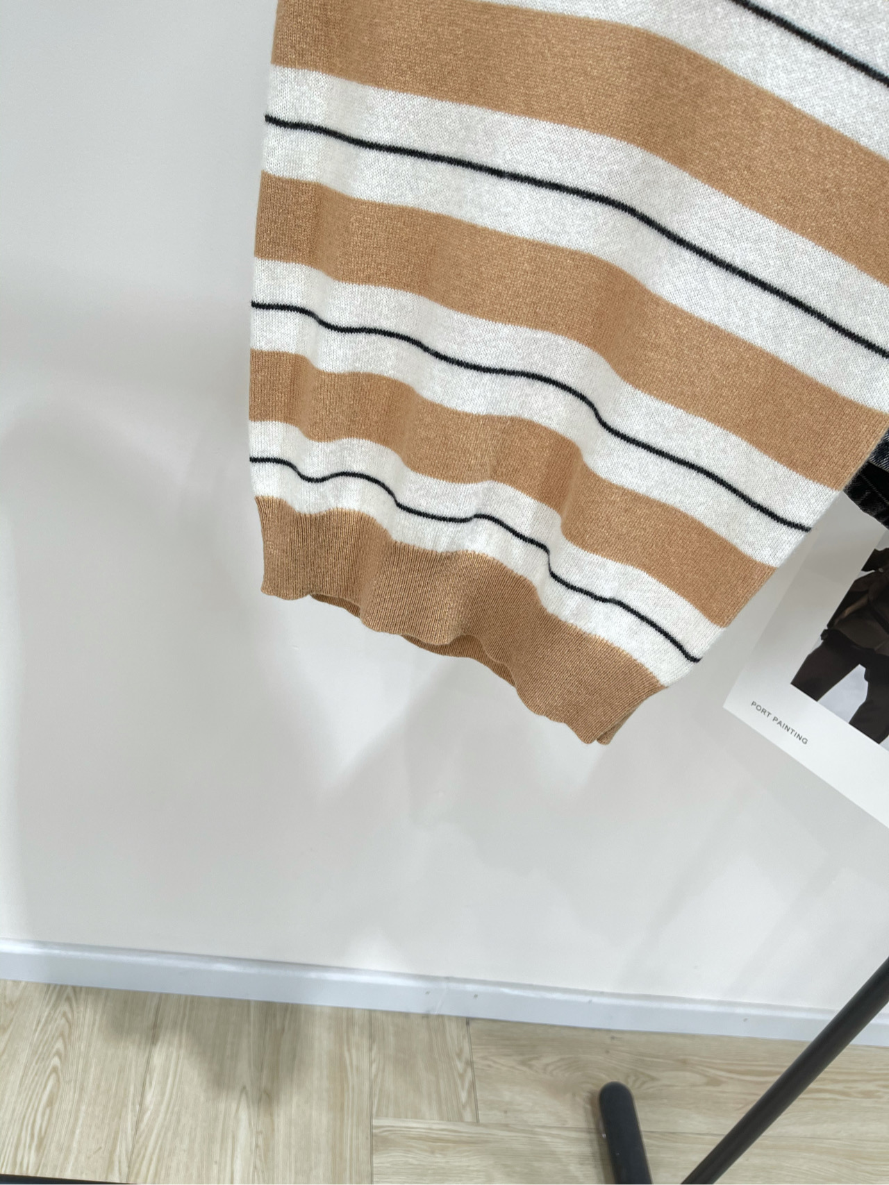 【M卡其拼白条纹V领针织背心】🔺，面料：羊绒混纺颜色：卡其拼白2025秋冬mi*新款针织背心V领设计，视