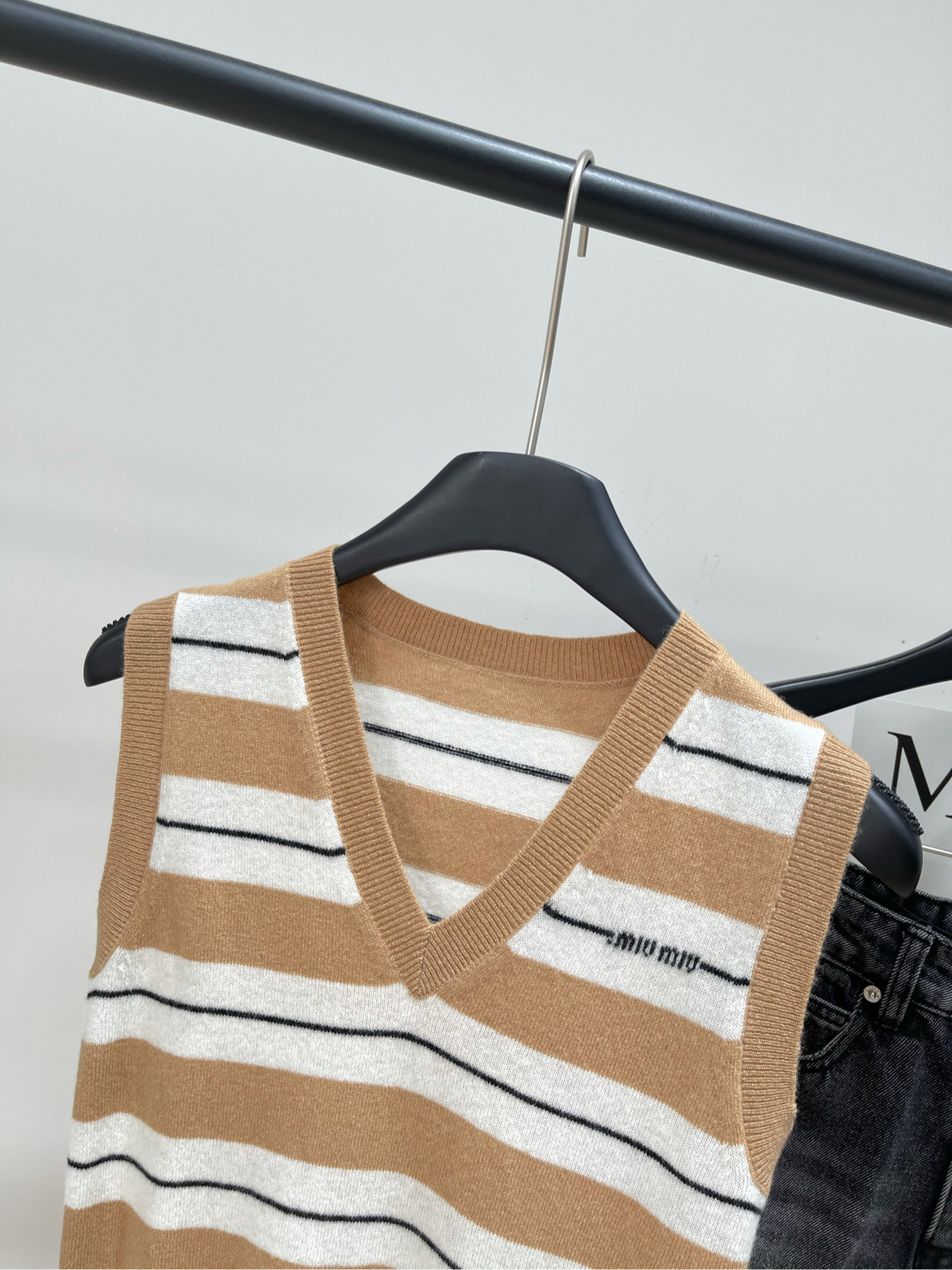 【M卡其拼白条纹V领针织背心】🔺，面料：羊绒混纺颜色：卡其拼白2025秋冬mi*新款针织背心V领设计，视