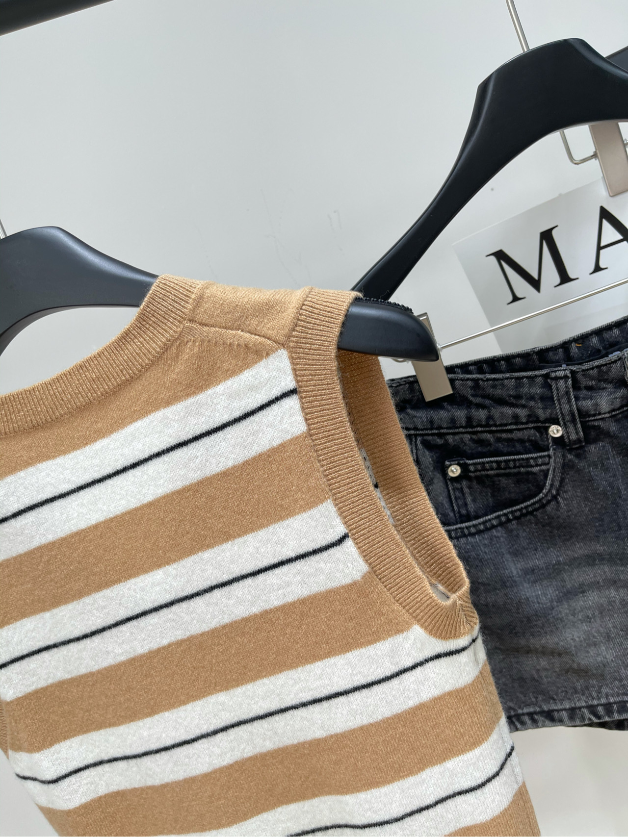 【M卡其拼白条纹V领针织背心】🔺，面料：羊绒混纺颜色：卡其拼白2025秋冬mi*新款针织背心V领设计，视