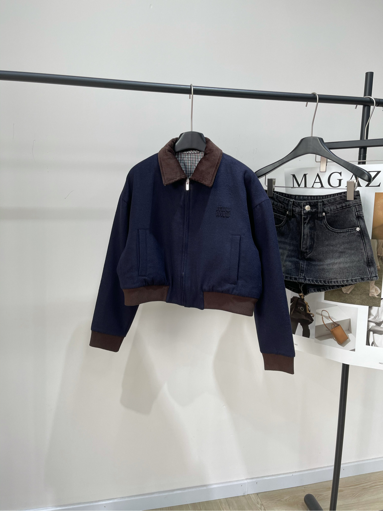 NO:501987,【M Navy Blue Coffee-Langed Cotton Woolen Short Jacket】, Fabric Woolen + Cotton Color Hidden Blue Miumi* 25Fw Early Autumn New Corduroy Lapel Woolen Blend Short Jacket Jacket Custom Woolen Fabric Inner Stitching Contrast Color Checkered Chest Matching Customized Applied Embroidered Letters Craft Modification Flexible Essentials Breaking the stereotype of traditional jackets Taking into account the sense of casualness and formality Details Fitness Quality Looks at the details Flat S S Shoulder Width 53, Bust 114, Clothes 47, Sleeve Length 52 M Shoulder Width 54, Bust 118, Clothes 48, Sleeve Length 53 L Shoulder Width 55, Bust 122, Clothes 49, Sleeve Length 54, Manual measurement will have 2~3cm errors within the normal range, miumiu, Jackets & Coats, Jackets & Coats, Alexander wang19860909【M藏蓝色咖领夹棉毛呢短夹克】 ,面料毛呢+棉 颜色藏蓝 Miumi* 25Fw早秋新款 灯芯绒翻领羊毛混纺短款夹克外套 定制毛呢面料内里拼接撞色格纹 胸口搭配定制贴布刺绣字母 工艺修饰时髦必备单品 打破传统外套刻板印象 兼顾休闲感与正式感 做工品质看细节 平铺尺码 S肩宽53,胸围114,衣长47,袖长52 M肩宽54,胸围118,衣长48,袖长53 L肩宽55,胸围122,衣长49,袖长54 手工测量会有2~3cm误差属于正常范围,,miumiu,jackets & coats,jackets & coats,alexander wang,Women's clothing