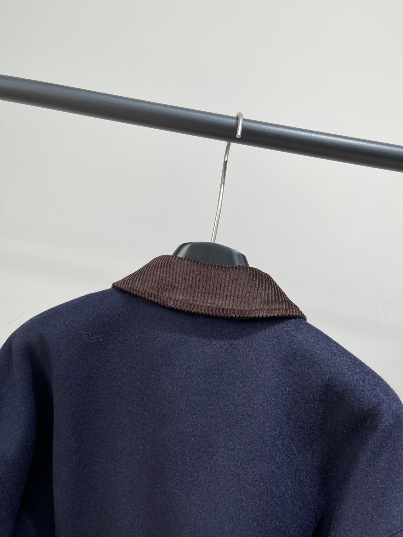 【M藏蓝色咖领夹棉毛呢短夹克】🔺，面料：毛呢+棉颜色：藏蓝🆕Miumi* 25Fw早秋新款 灯芯绒翻领羊