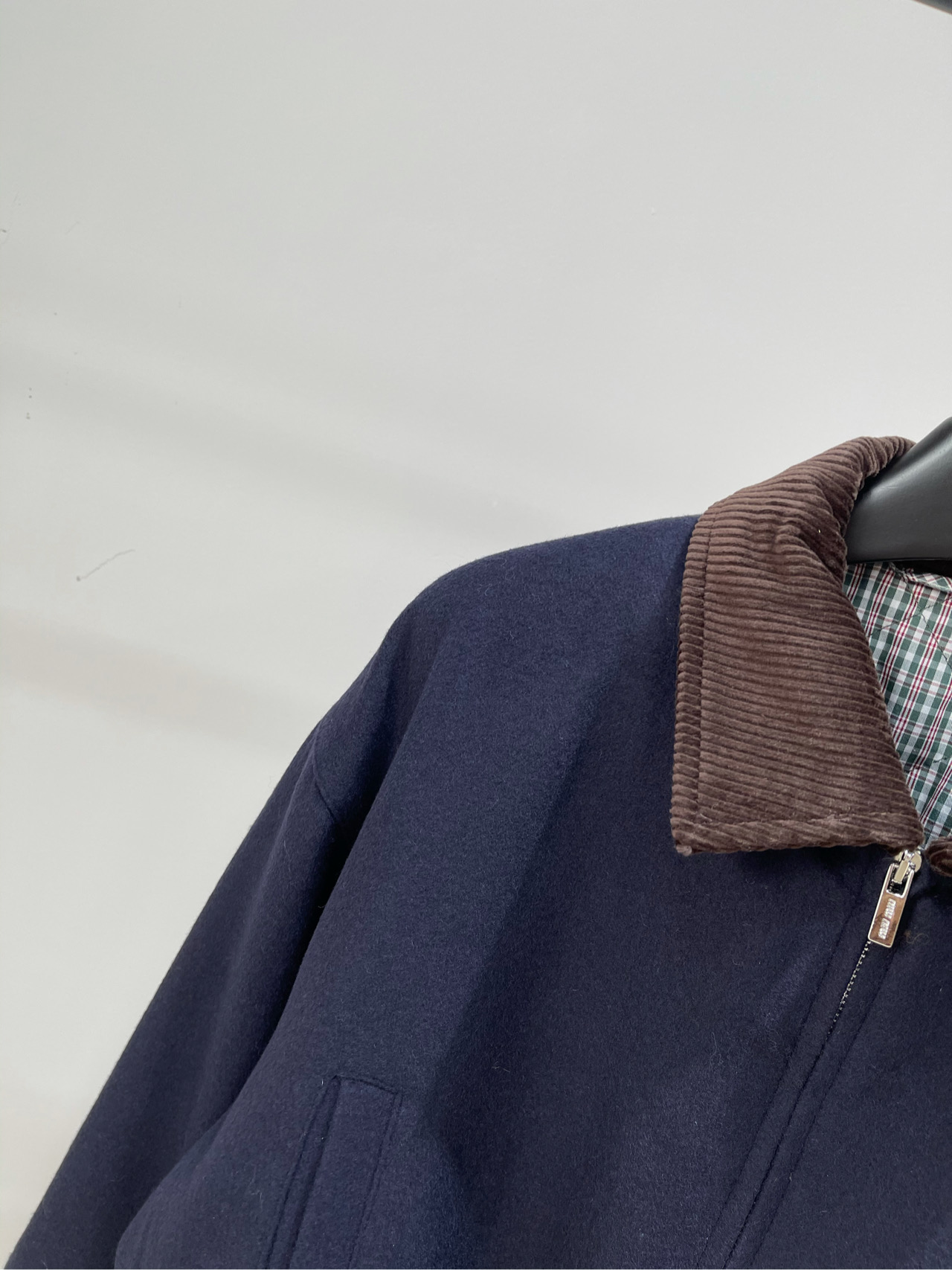 【M藏蓝色咖领夹棉毛呢短夹克】🔺，面料：毛呢+棉颜色：藏蓝🆕Miumi* 25Fw早秋新款 灯芯绒翻领羊