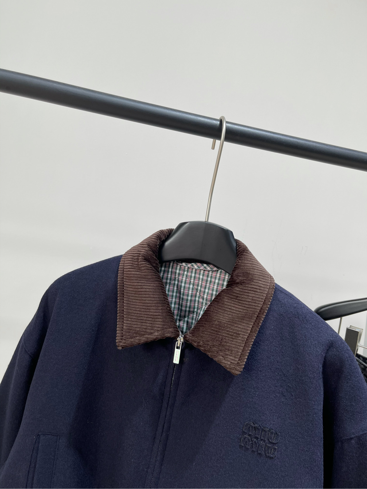 【M藏蓝色咖领夹棉毛呢短夹克】🔺，面料：毛呢+棉颜色：藏蓝🆕Miumi* 25Fw早秋新款 灯芯绒翻领羊