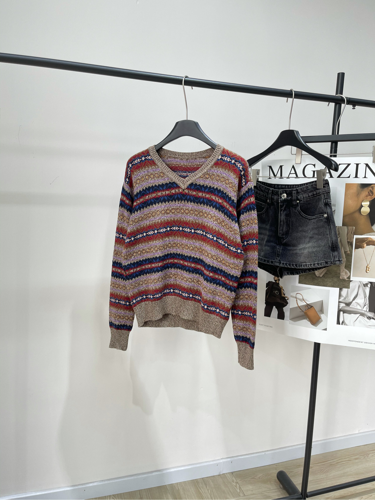 NO:501997,[Raf vintage Fair Island long-sleeved V-neck sweater], fabric polyester fiber + wool blend, color picture color, new heavy industry multi-color jacquard technology, very Nordic style Fair Island sweater imported woven, large loss of wool yarn, long time of loom, exquisite trim, delicate, warm and soft V-neck design, long neck line visual sense, good looking for single or layered, flat size S shoulder width 47, bust 100, 56, sleeve length 58 M shoulder width 48, bust 104, 57, sleeve length 59 L shoulder width 49, bust 108, 58, sleeve length 60, manual measurement will have 2~3cm errors within the normal range, sweaters, alexander wang19860909【拉夫复古费尔岛长袖V领毛衣】 ,面料聚酯纤维+羊毛混纺 颜色图片色 新款重工多色提花工艺 极具北欧风情的费尔岛毛衣 进口机织制 毛纱损耗大织机时间长 精致修剪 细腻 保暖软糯 V领设计,拉长脖子线条视觉感 单穿或叠穿都好看 平铺尺码 S肩宽47,胸围100,衣长56,袖长58 M肩宽48,胸围104,衣长57,袖长59 L肩宽49,胸围108,衣长58,袖长60 手工测量会有2~3cm误差属于正常范围,,sweaters,alexander wang,Women's clothing