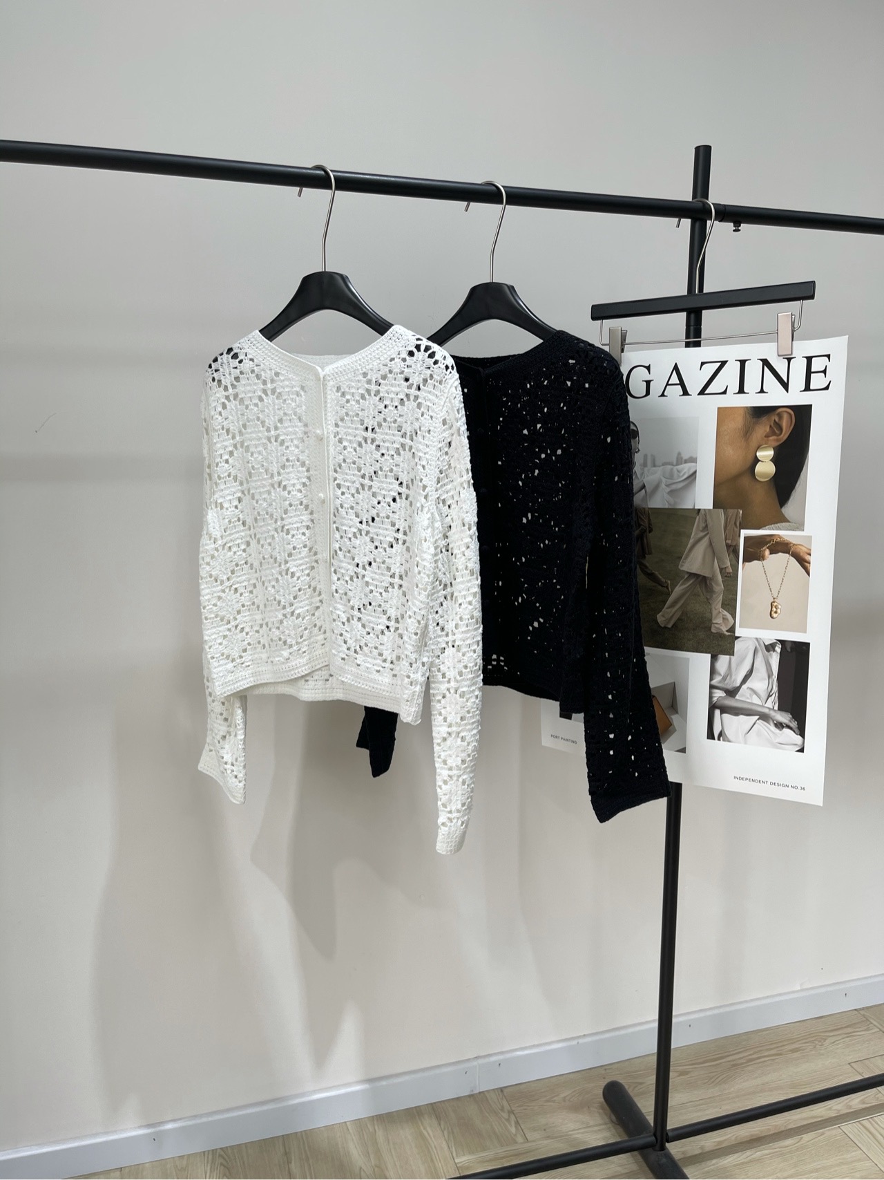 NO:501991,[Nigiri black and white hollow hook flower cardigan], fabric cotton blend, color white and black 2025 early autumn new style, cloud cotton, clean and textured, the patterns of the flowers are looming~ Classic black and white, small and short design, paired with scarf and jeans, it is very suitable for heavy industry hook flower pattern, essential for early autumn, flat size S shoulder width 38, bust 92, garment length 48, sleeve length 63 M shoulder width 39, bust 96, garment length 49, sleeve length 64 L shoulder width 40, bust 100, garment length 50, sleeve length 65 Manual measurement will have 2~3cm errors belong to the normal range, alexander wang19860909【小众黑白镂空钩花开衫】 ,面料棉混纺 颜色白色、黑色 2025早秋新款,云朵棉 干净有质感  花卉的纹样若隐若现~ 经典黑白两色 小短款设计,搭配丝巾牛仔长裤太合适不过了 重工钩花图案 早秋必备 平铺尺码 S肩宽38,胸围92,衣长48,袖长63 M肩宽39,胸围96,衣长49,袖长64 L肩宽40,胸围100,衣长50,袖长65 手工测量会有2~3cm误差属于正常范围,,alexander wang,Women's clothing