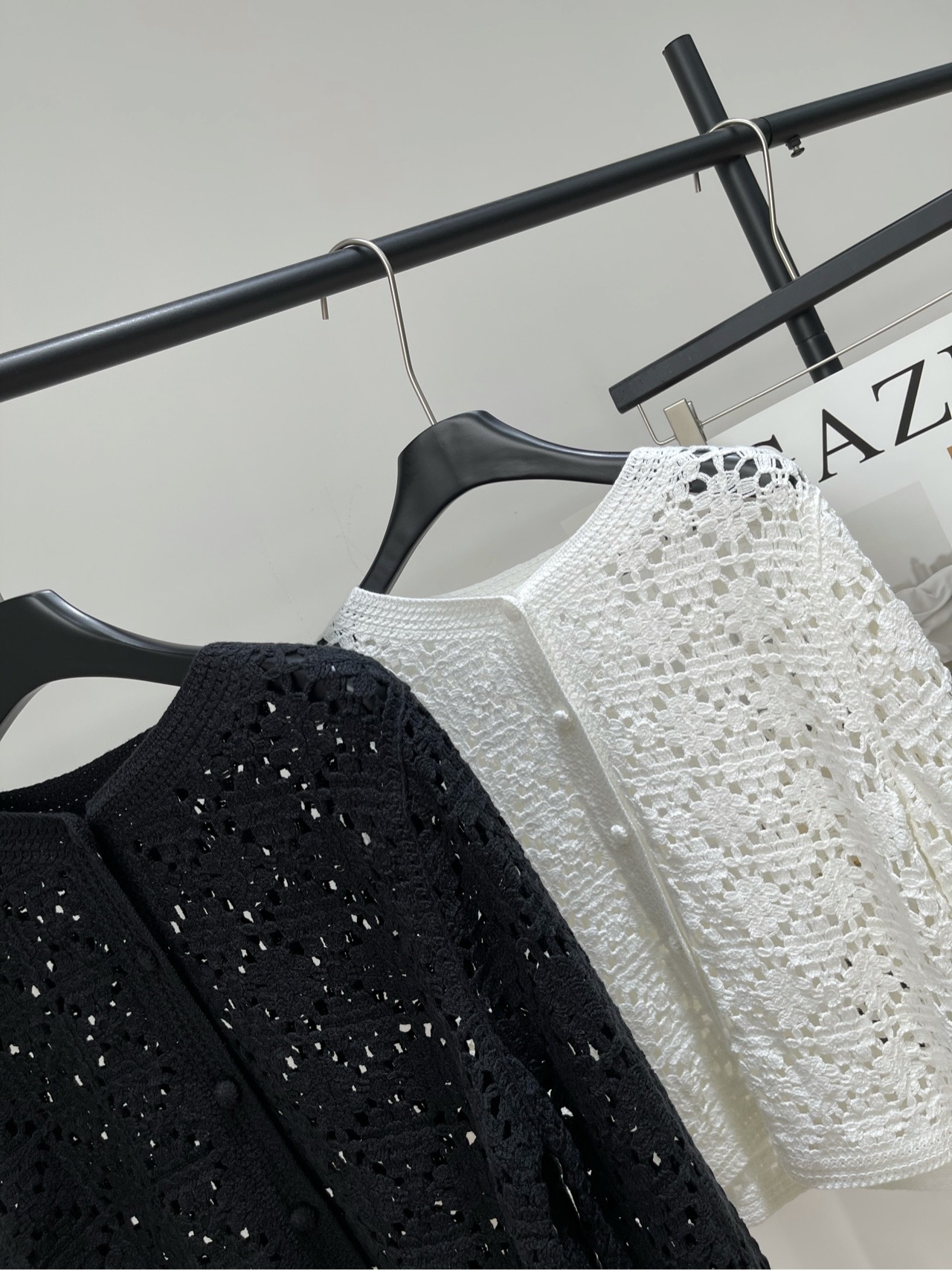 【小众黑白镂空钩花开衫】🔺，面料：棉混纺颜色：白色、黑色2025早秋新款，云朵棉 干净有质感 花卉的纹样