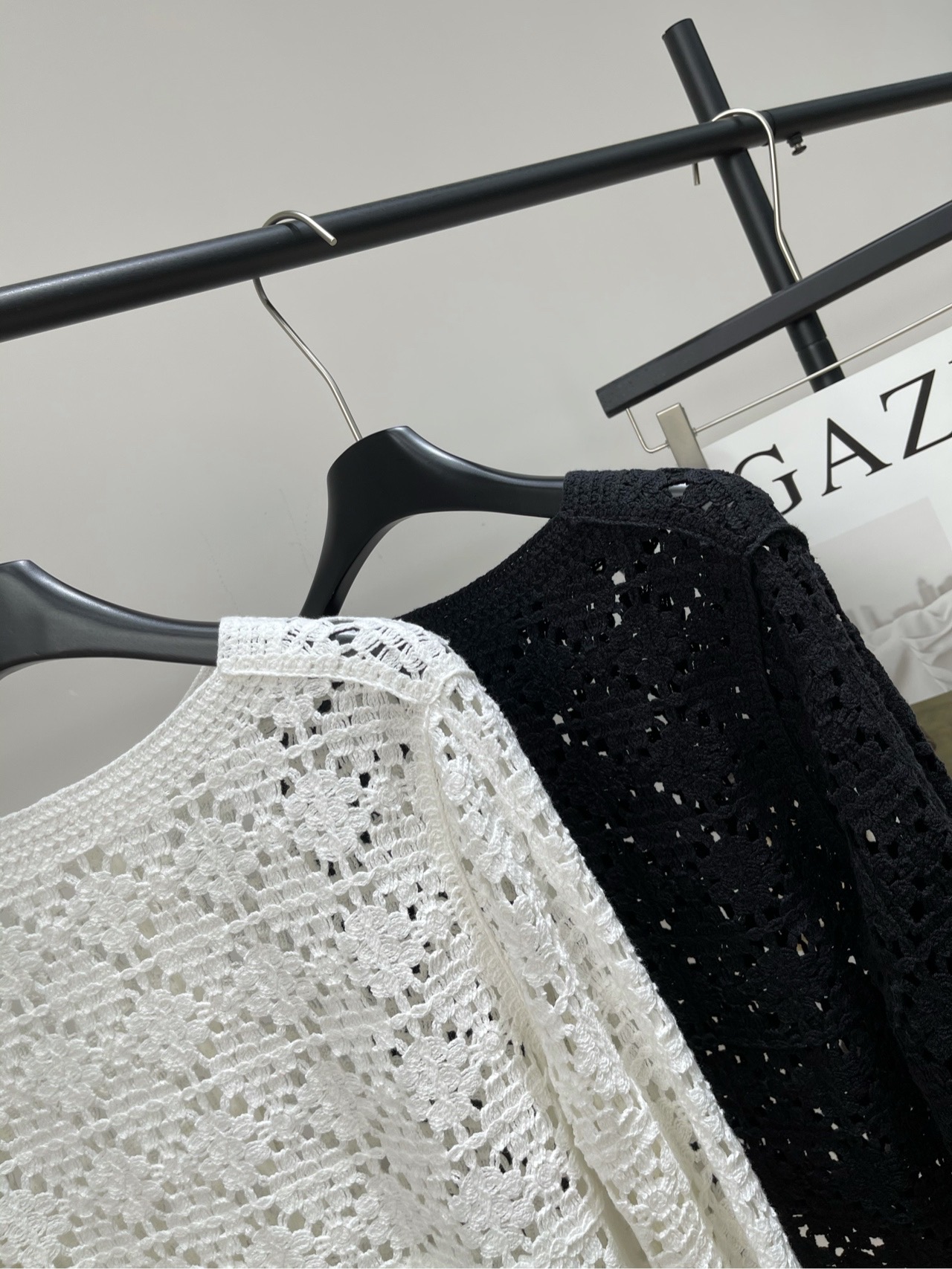 【小众黑白镂空钩花开衫】🔺，面料：棉混纺颜色：白色、黑色2025早秋新款，云朵棉 干净有质感 花卉的纹样