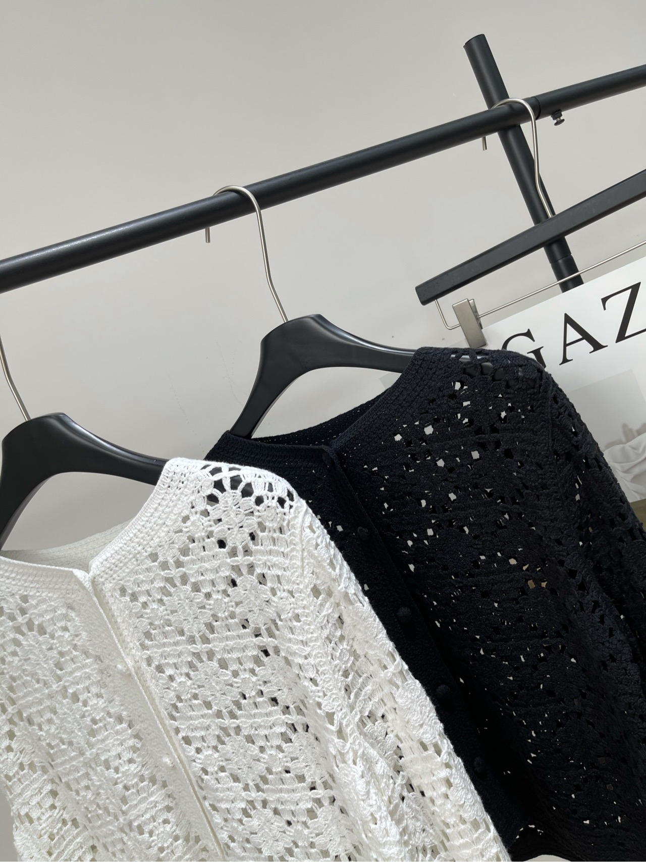 【小众黑白镂空钩花开衫】🔺，面料：棉混纺颜色：白色、黑色2025早秋新款，云朵棉 干净有质感 花卉的纹样