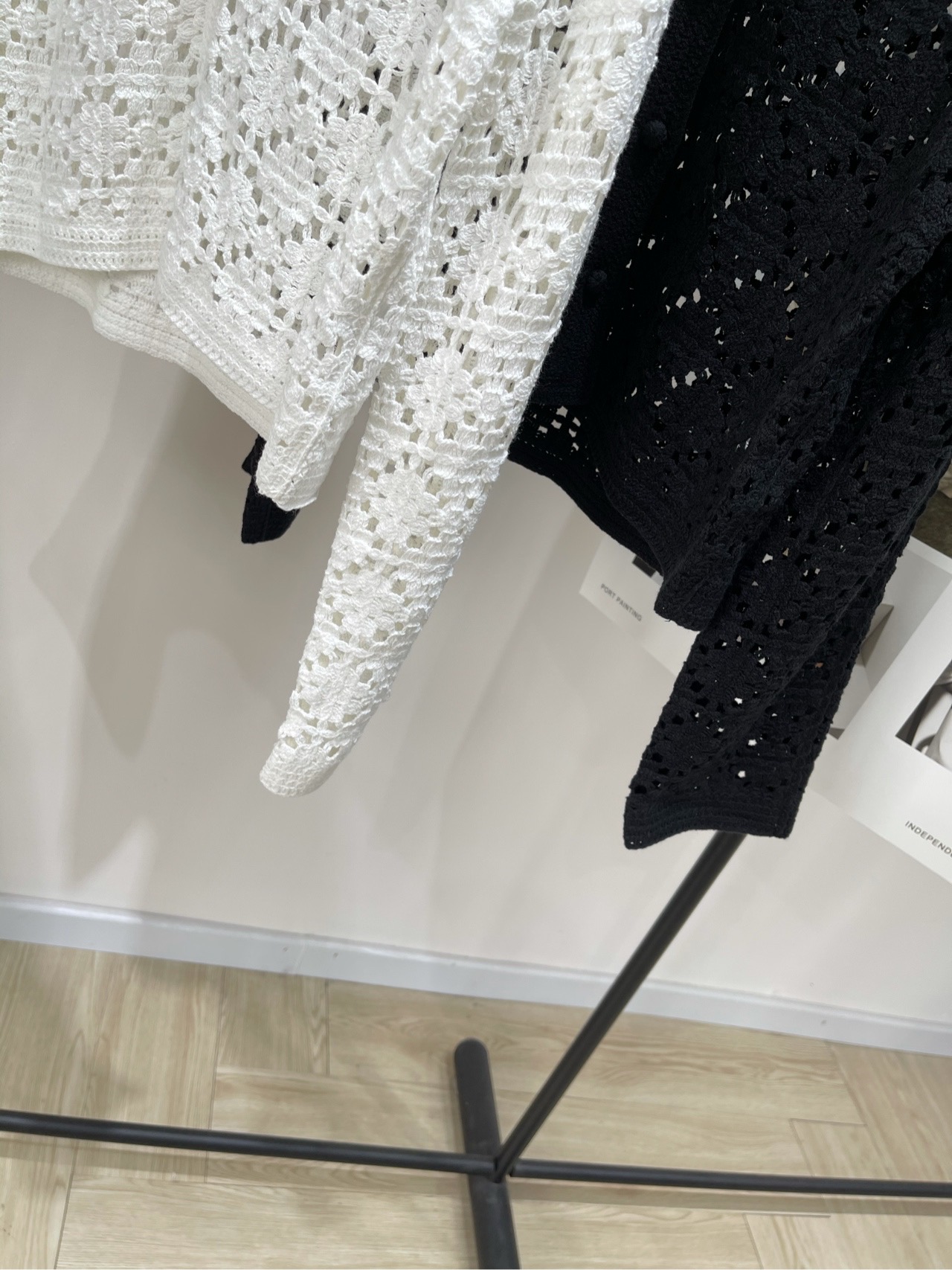 【小众黑白镂空钩花开衫】🔺，面料：棉混纺颜色：白色、黑色2025早秋新款，云朵棉 干净有质感 花卉的纹样