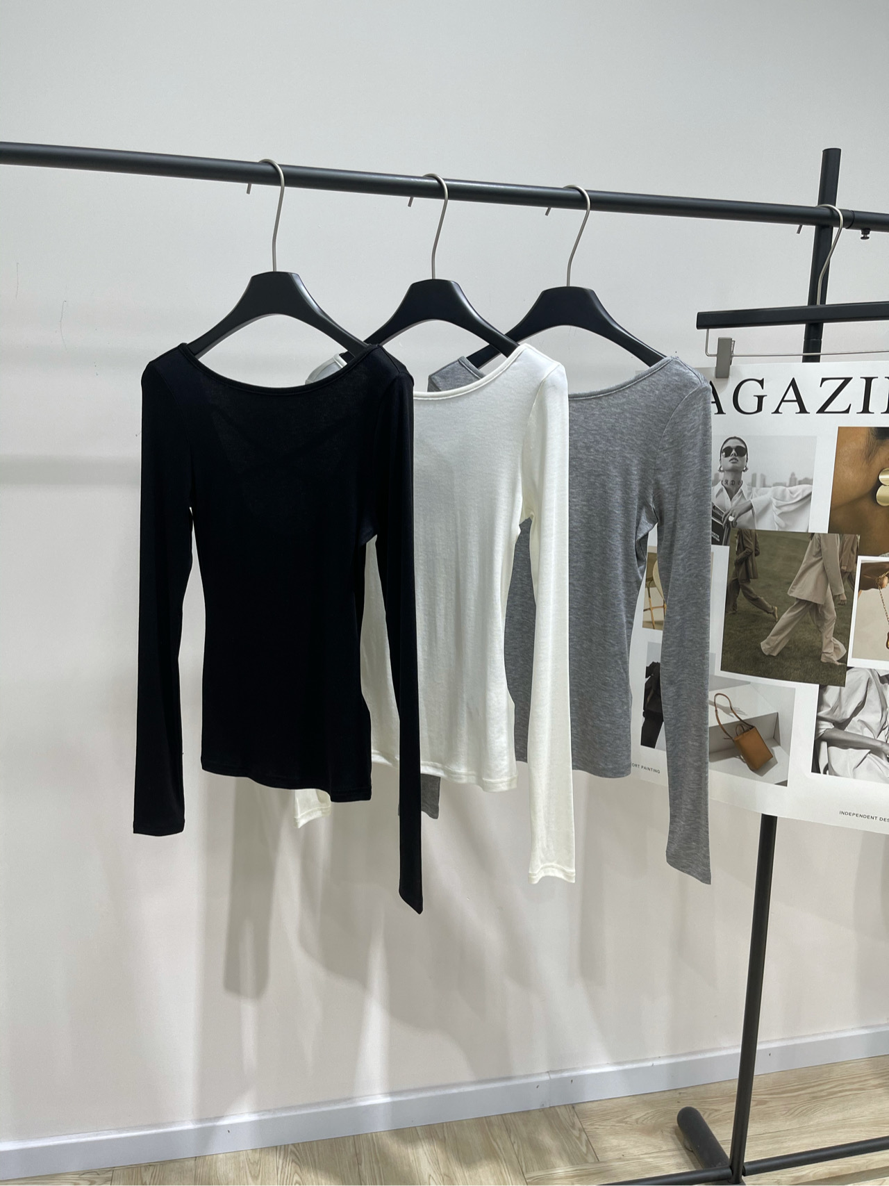 【小众三色露背交叉绑带长袖T】🔺，面料：莱赛尔羊毛颜色：白色、灰色、黑色谁懂啊！这件露背打底衫 把纯欲和