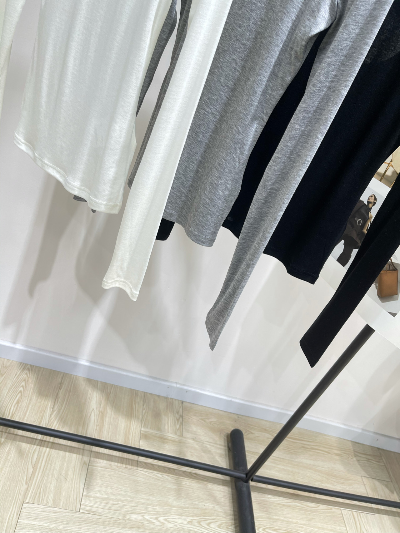 【小众三色露背交叉绑带长袖T】🔺，面料：莱赛尔羊毛颜色：白色、灰色、黑色谁懂啊！这件露背打底衫 把纯欲和