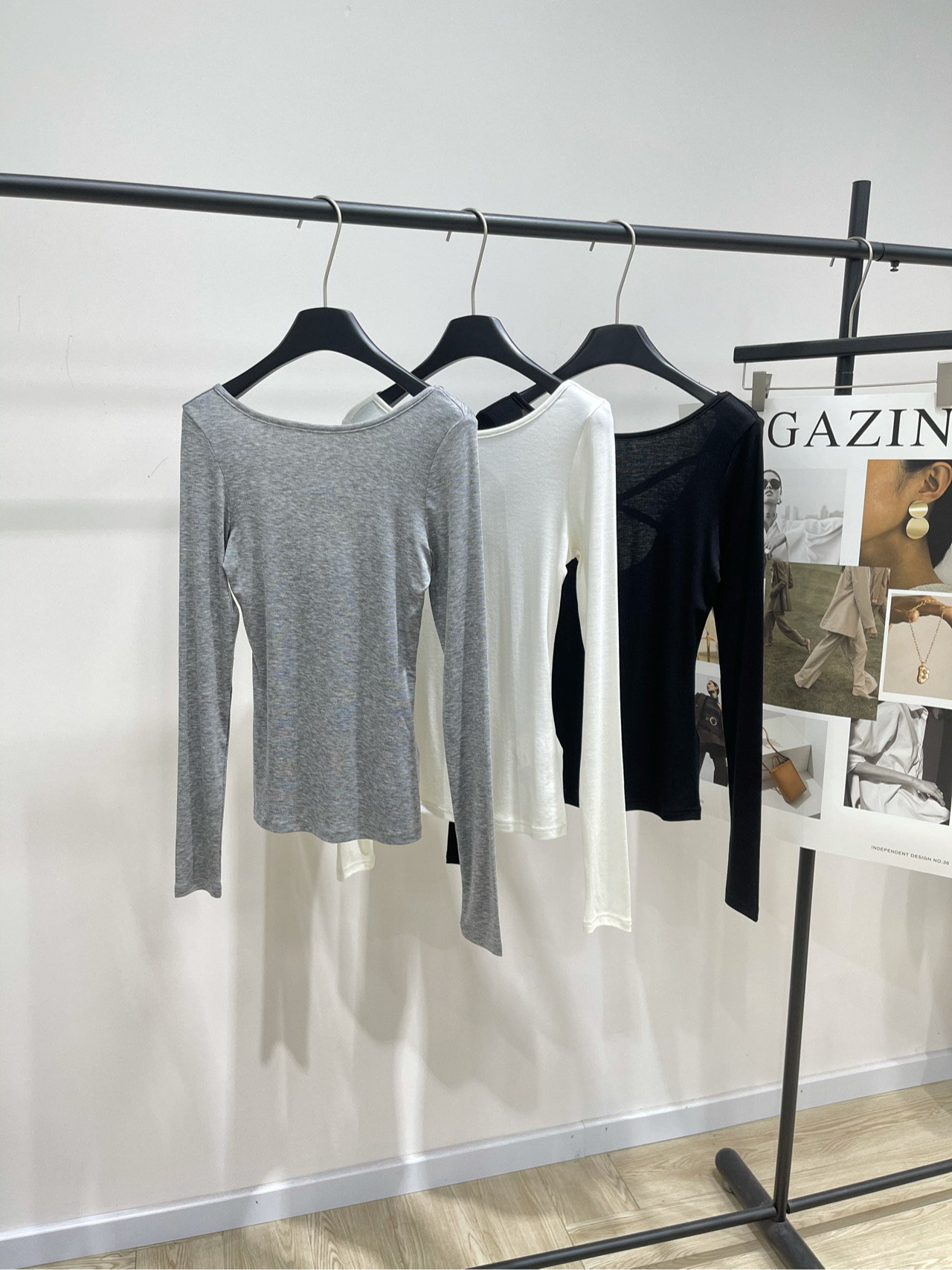 【小众三色露背交叉绑带长袖T】🔺，面料：莱赛尔羊毛颜色：白色、灰色、黑色谁懂啊！这件露背打底衫 把纯欲和