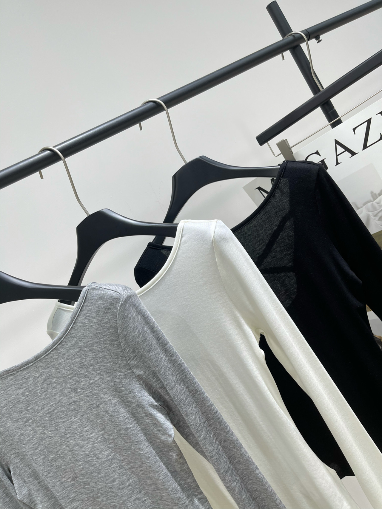 【小众三色露背交叉绑带长袖T】🔺，面料：莱赛尔羊毛颜色：白色、灰色、黑色谁懂啊！这件露背打底衫 把纯欲和