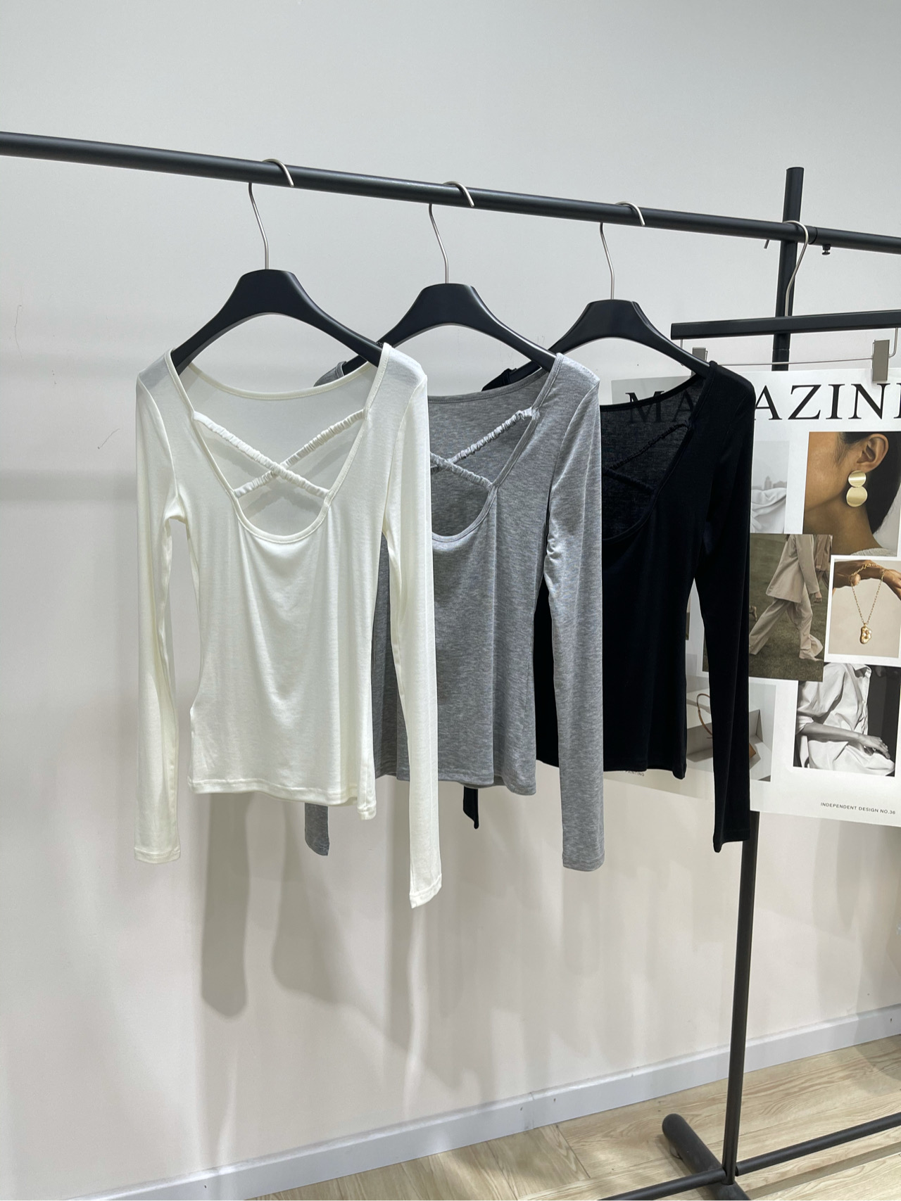 【小众三色露背交叉绑带长袖T】🔺，面料：莱赛尔羊毛颜色：白色、灰色、黑色谁懂啊！这件露背打底衫 把纯欲和