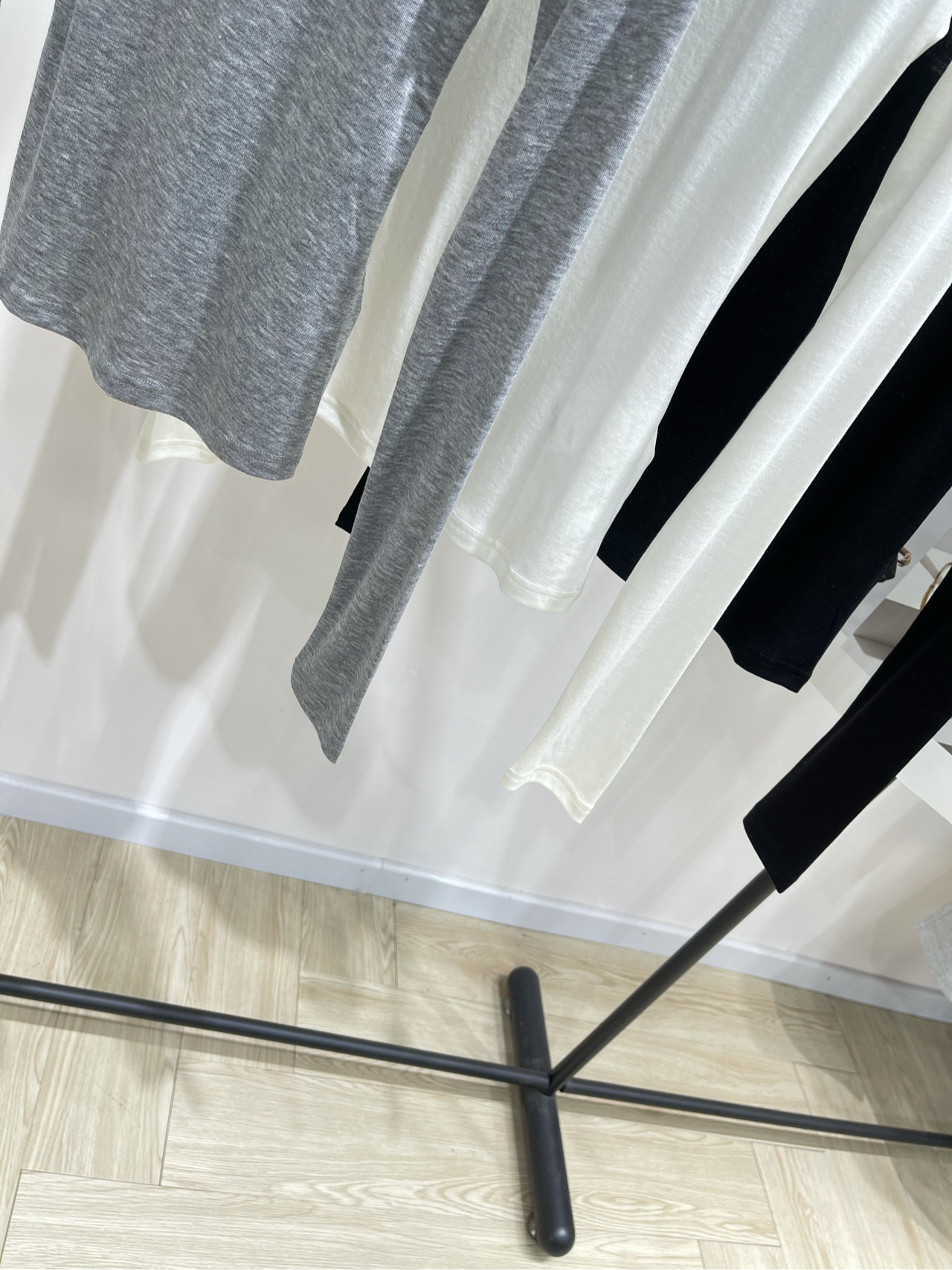 【小众三色露背交叉绑带长袖T】🔺，面料：莱赛尔羊毛颜色：白色、灰色、黑色谁懂啊！这件露背打底衫 把纯欲和