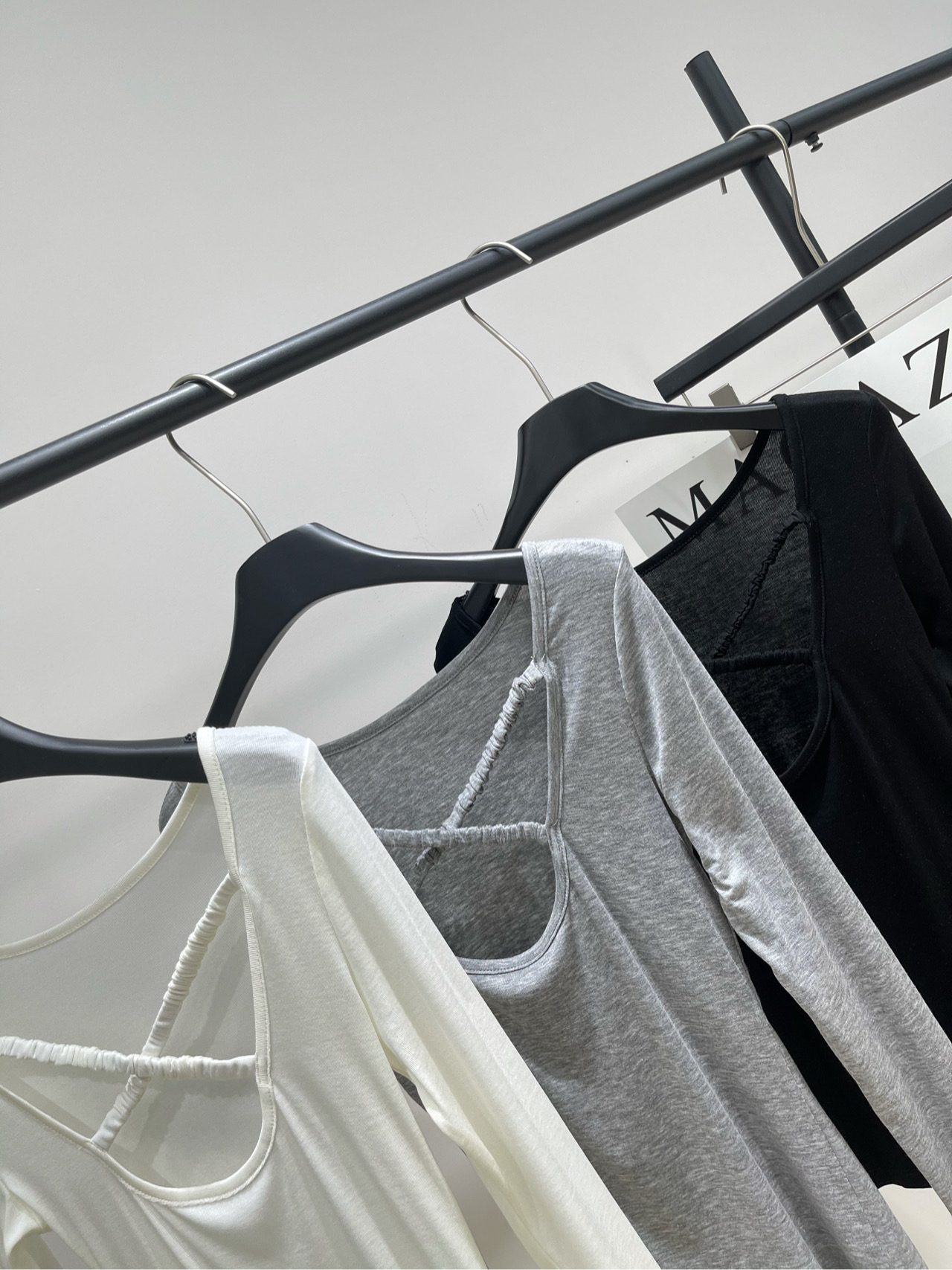 【小众三色露背交叉绑带长袖T】🔺，面料：莱赛尔羊毛颜色：白色、灰色、黑色谁懂啊！这件露背打底衫 把纯欲和