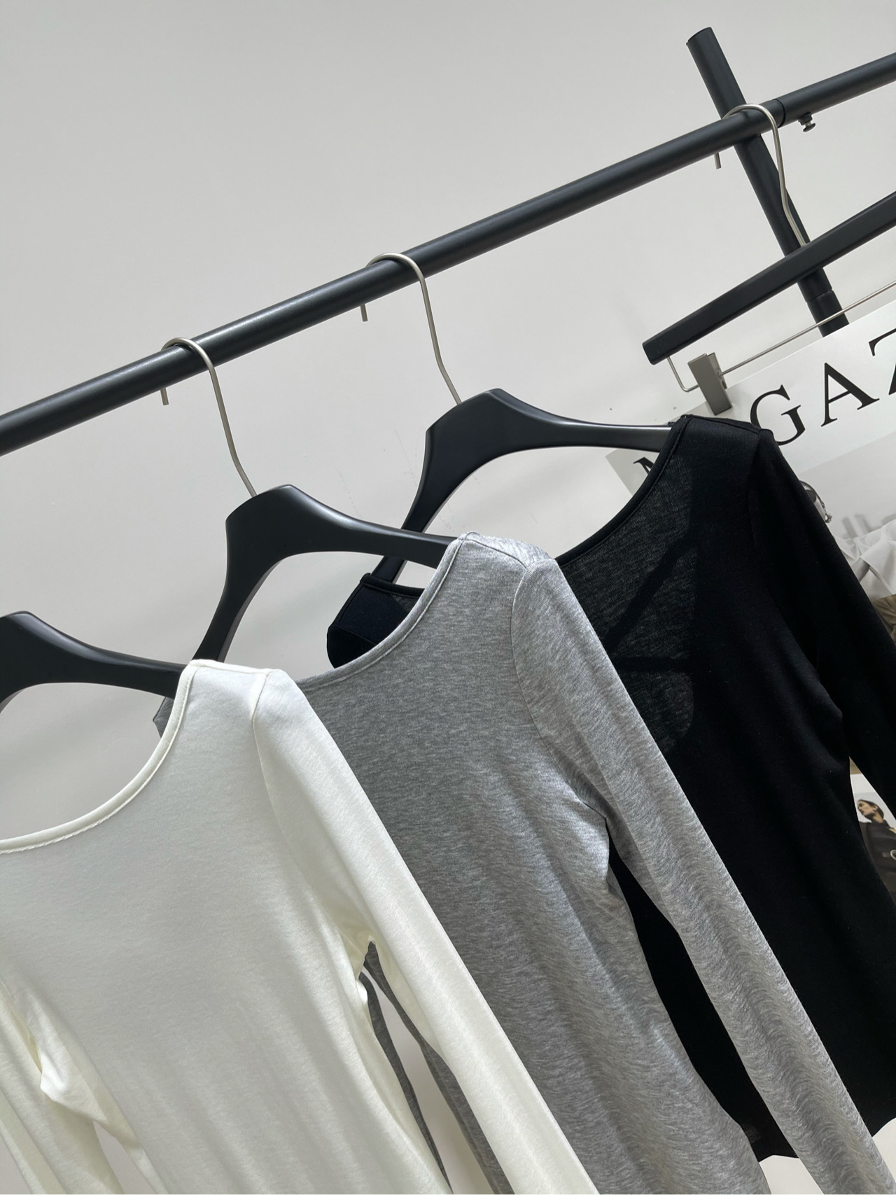 【小众三色露背交叉绑带长袖T】🔺，面料：莱赛尔羊毛颜色：白色、灰色、黑色谁懂啊！这件露背打底衫 把纯欲和