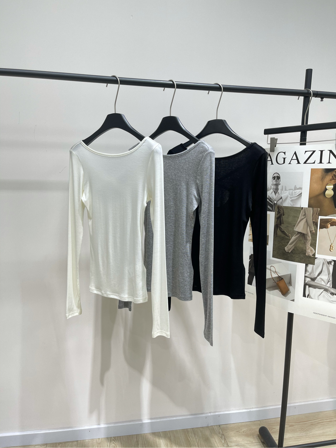 NO:503107,[Three-color backless cross-banded strap long-sleeved T], fabric Laiser wool, color white, gray, black. Who knows it!  This backless base shirt is welded with pure desire and hot girl feeling. I was asked about it. The back cross-designed base shirt comes with a trick, and it is absolutely unique in single wear/layer. Cross-designed design, sexy and not kitschy. Slim fit style, outline body curves. Multi-color options are available, suitable for various dressing scenes. Sleeping pants are slack and hot girl. Jeans are street cool girl. A small skirt can instantly become a pure and sweet girl. A piece of clothing has N styles to switch, cost-effectiveness and full flat sizes S shoulder width 38, bust 72 elasticity, 56 length, sleeve length 68 M shoulder width 39, bust 76 elasticity, 57 length, sleeve length 69 L shoulder width 40, bust 80 elasticity, 58, sleeve length 70. There will be 2~3cm errors in manual measurements., skirts, jeans, alexander wang19860909【三色露背交叉绑带长袖T】 ,面料莱赛尔羊毛 颜色白色、灰色、黑色 谁懂啊！这件露背打底衫 把纯欲和辣妹感焊 被问爆 后背交叉设计的打底衫 自带小心机,单穿/叠穿都绝绝子 交叉露背设计,性感又不媚俗 修身版型,勾勒身材曲线 多色可选,适配各种穿搭场景 搭卫裤是松弛感辣妹 搭牛仔裤是街头酷girl 搭小裙子又能秒变纯欲甜妹 一件衣服N种风格切换,性价比拉满 平铺尺码 S肩宽38,胸围72弹力,衣长56,袖长68 M肩宽39,胸围76弹力,衣长57,袖长69 L肩宽40,胸围80弹力,衣长58,袖长70 手工测量会有2~3cm误差属于正常范围,,skirts,jeans,alexander wang,Women's clothing