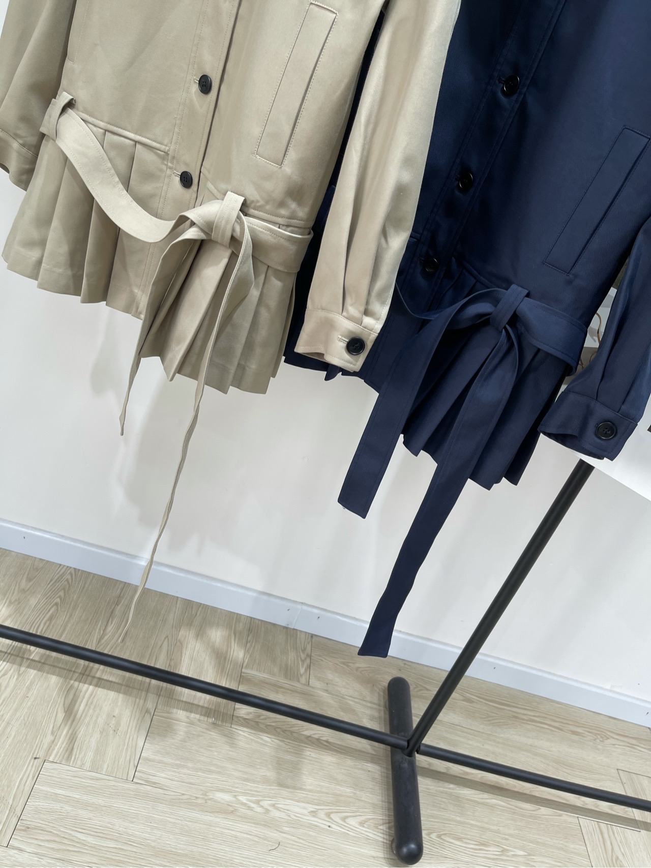 【e1设计师款腰带百褶风衣裙】🔺，面料：精选棉质斜纹面料颜色：卡其色、藏蓝色e1｜2025早秋新款设计师