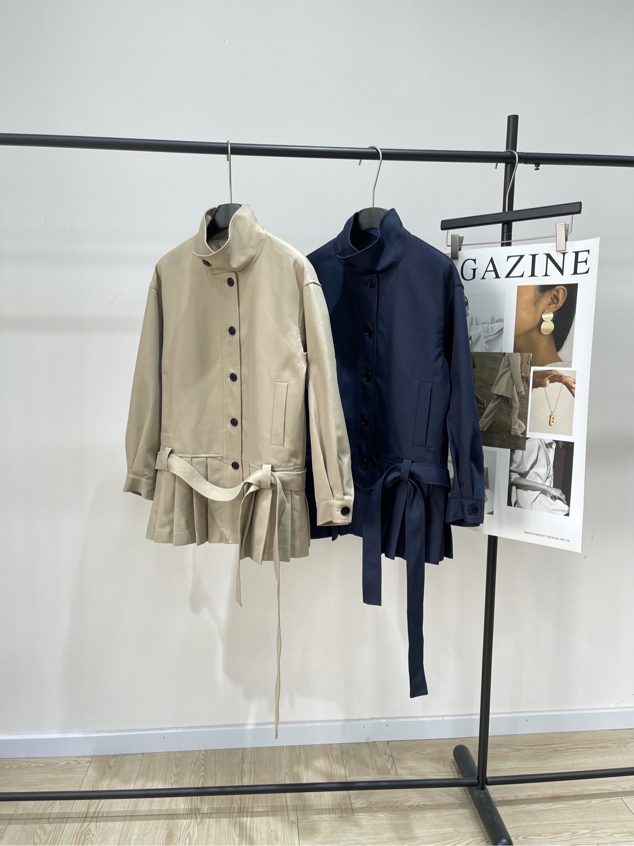 NO:503109,【e1 designer belt pleated windbreaker dress】, selected cotton twill fabrics, color khaki, navy blue e1｜2025 new early autumn designer windbreaker Selected twill windbreaker fabrics, customized dyeing, flat and shiny face, not easy to produce wrinkles Loose A-shaped style is not picky, can be turned on lapel stand collar Unlocked various shapes, romantic pleated, rich details Spliced ​​pressed pleated medium-length windbreaker Flat size S shoulder width 49, bust 100, 70, sleeve length 51 M shoulder width 50, bust 104, 71, sleeve length 52 L shoulder width 51, bust 108, 72, sleeve length 53 Manual measurement will have 2~3cm errors within the normal range, skirts, alexander wang19860909【e1设计师款腰带百褶风衣裙】 ,面料精选棉质斜纹面料 颜色卡其色、藏蓝色 e1｜2025早秋新款设计师款风衣 精选斜纹风衣面料,定制定染 面感平整有光泽,不易产生褶皱 宽松A字版型不挑人,可翻领立领 解锁多种造型,浪漫百褶,丰富细节 拼接压褶中长款风衣 平铺尺码 S肩宽49,胸围100,衣长70,袖长51 M肩宽50,胸围104,衣长71,袖长52 L肩宽51,胸围108,衣长72,袖长53 手工测量会有2~3cm误差属于正常范围,,skirts,alexander wang,Women's clothing