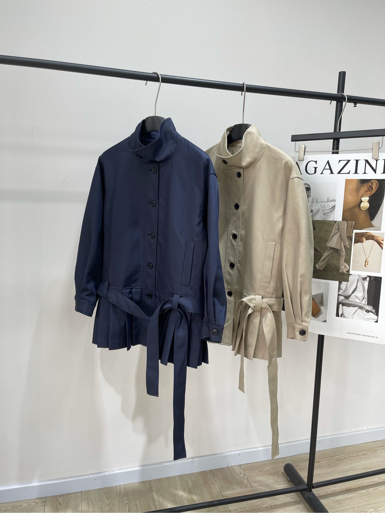 【e1设计师款腰带百褶风衣裙】🔺，面料：精选棉质斜纹面料颜色：卡其色、藏蓝色e1｜2025早秋新款设计师