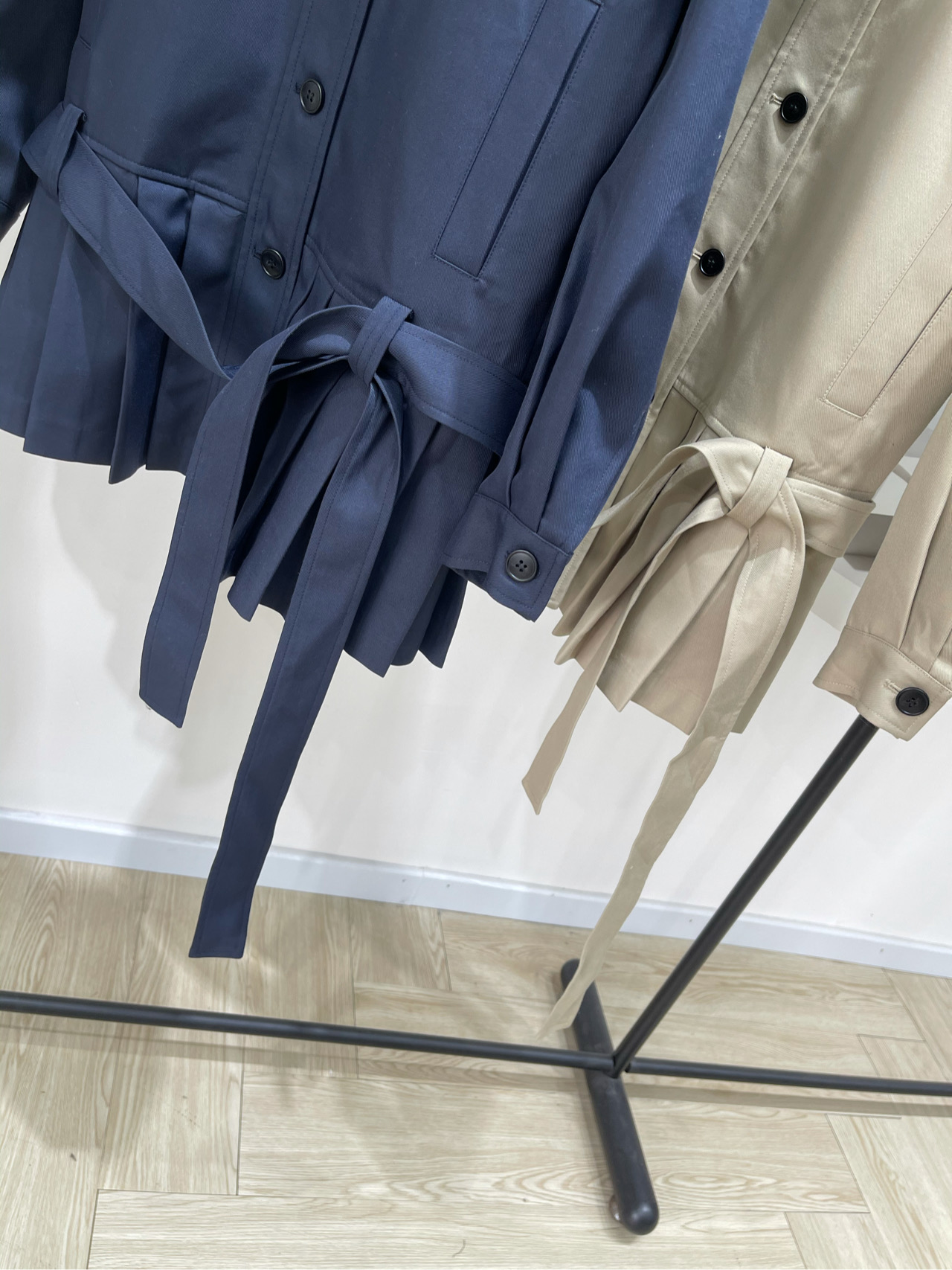 【e1设计师款腰带百褶风衣裙】🔺，面料：精选棉质斜纹面料颜色：卡其色、藏蓝色e1｜2025早秋新款设计师