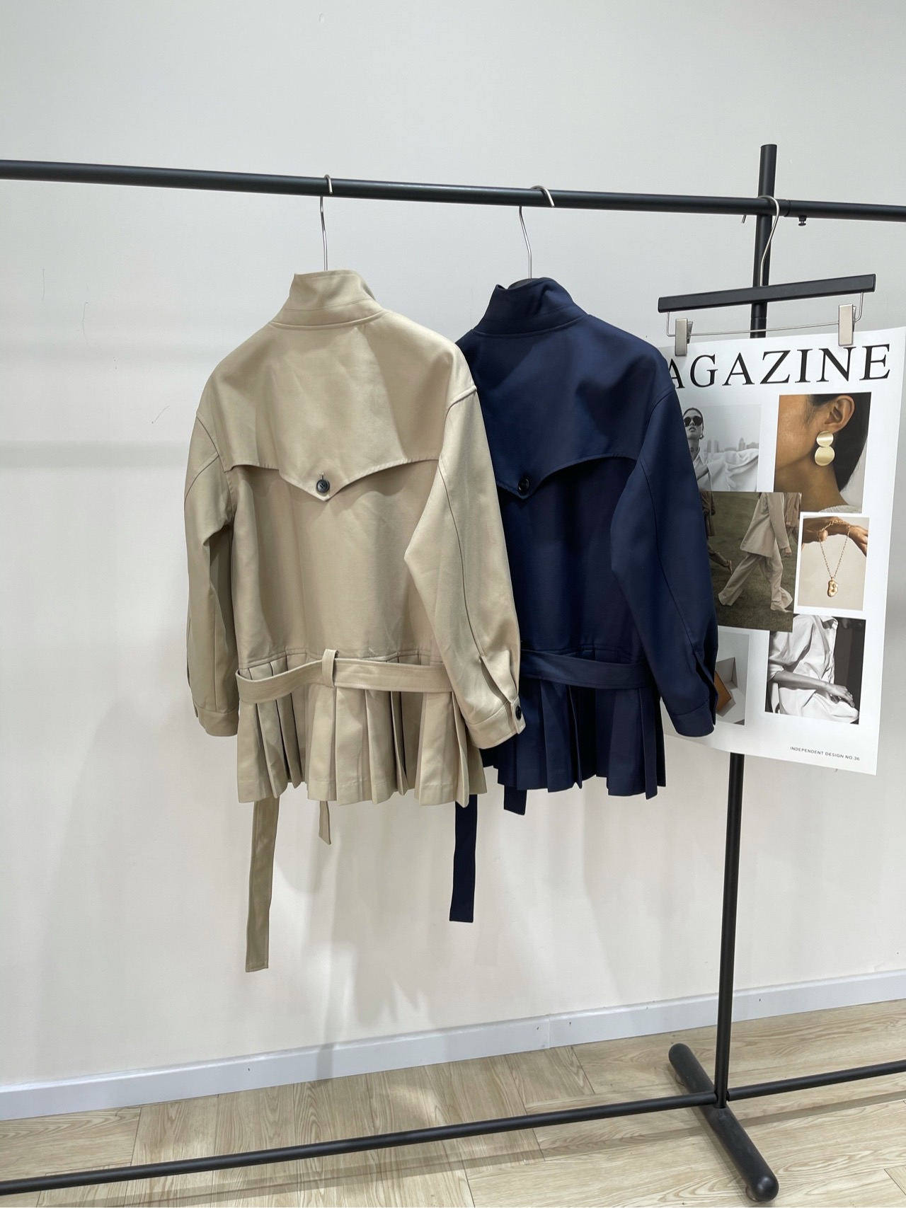 【e1设计师款腰带百褶风衣裙】🔺，面料：精选棉质斜纹面料颜色：卡其色、藏蓝色e1｜2025早秋新款设计师