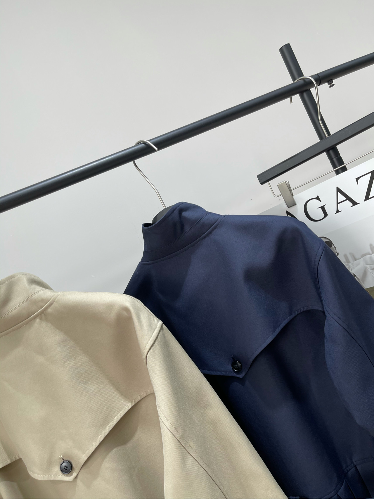 【e1设计师款腰带百褶风衣裙】🔺，面料：精选棉质斜纹面料颜色：卡其色、藏蓝色e1｜2025早秋新款设计师