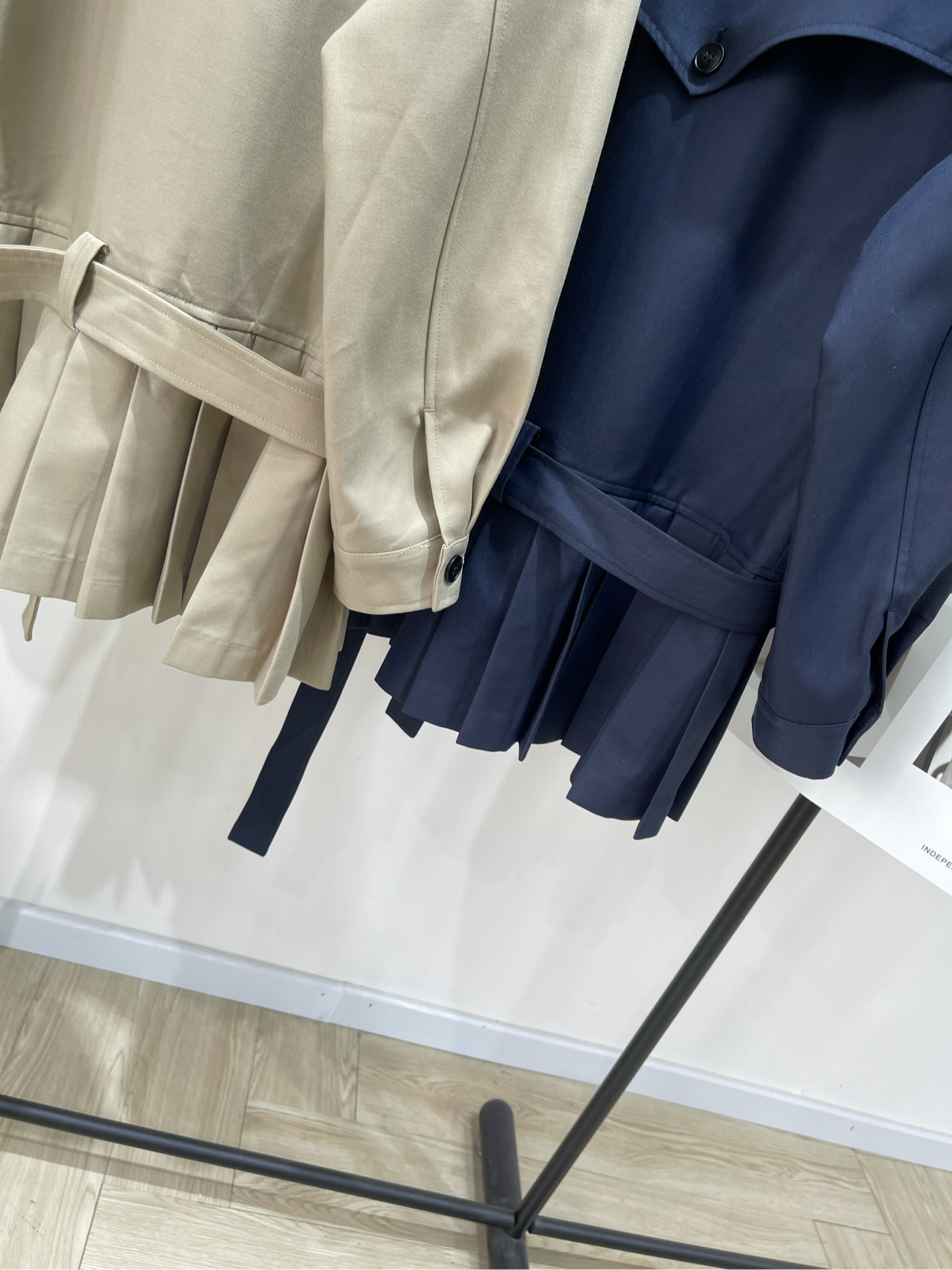 【e1设计师款腰带百褶风衣裙】🔺，面料：精选棉质斜纹面料颜色：卡其色、藏蓝色e1｜2025早秋新款设计师