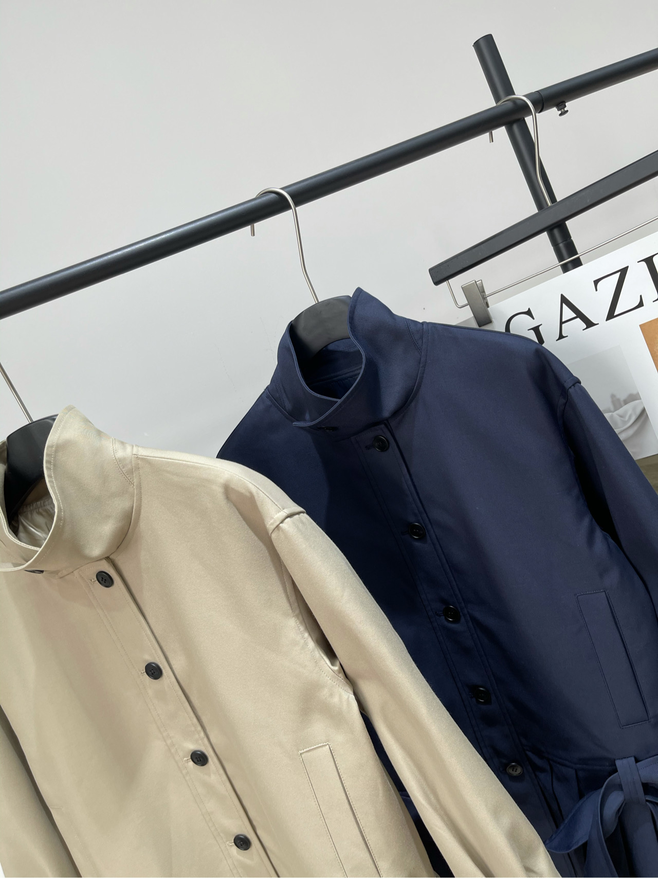 【e1设计师款腰带百褶风衣裙】🔺，面料：精选棉质斜纹面料颜色：卡其色、藏蓝色e1｜2025早秋新款设计师