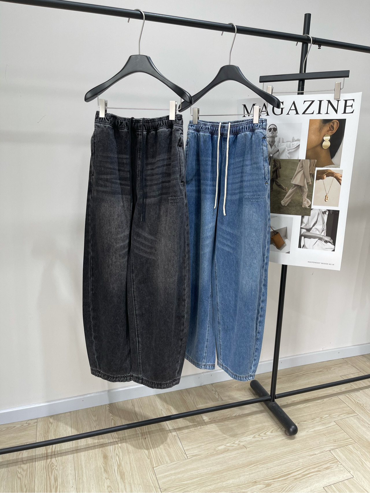 【大王抽绳浮雕字母廓形牛仔长裤】🔺，面料：牛仔棉颜色：蓝色、黑色𝐚𝐥𝐞𝐱𝐚𝐧𝐝*𝐰𝐚𝐧*| 大王松紧腰牛