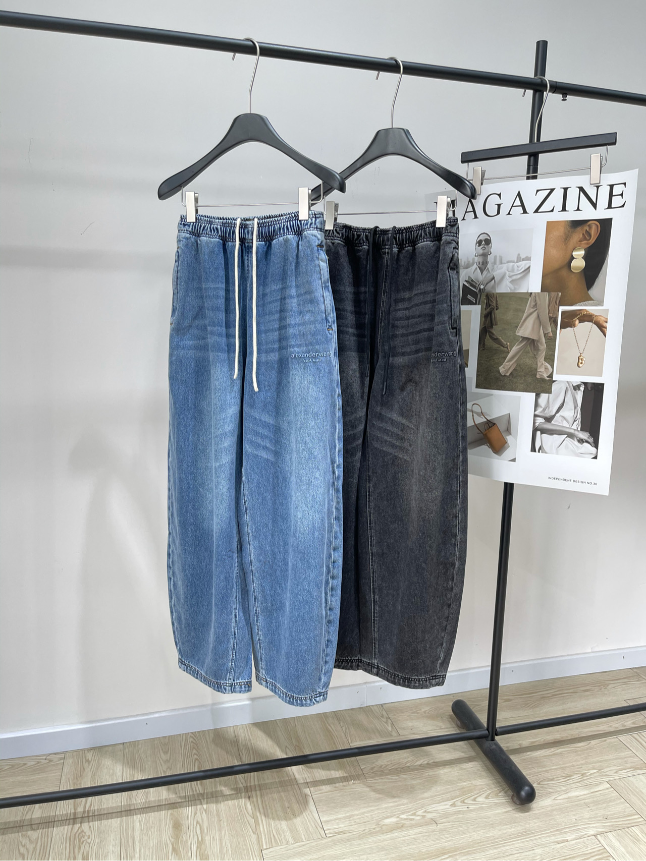 NO:503113,[Dawang drawstring relief letter silhouette jeans], fabric denim cotton, color blue, black **|Dawang elastic waist jeans 25SS is available in autumn!  This sweatpants are made of furry denim fabric. They are equipped with elastic drawstring waist, and the front is decorated with classic logo pattern. It has a particularly loose fit and a wide round silhouette. It uses a mid-waist and stacked trouser legs. Flat size S waist 60 elasticity, hip 106, trouser length 104 M waist 64 elasticity, hip 110, trouser length 105 L waist 68 elasticity, hip 114, trouser length 106. There will be 2~3cm errors in manual measurements. Alexander wang, jeans, alexander wang19860909【大王抽绳浮雕字母廓形牛仔长裤】 ,面料牛仔棉 颜色蓝色、黑色 **| 大王松紧腰牛仔裤 25SS秋季上新！ 这款运动裤采用磨毛牛仔布面料制成 配有松紧抽绳腰身,正面饰有经典徽标图案 它拥有尤为宽松的版型和宽大圆阔的廓形 采用中腰和堆叠裤脚设计 平铺尺码 S腰围60弹力,臀围106,裤长104 M腰围64弹力,臀围110,裤长105 L腰围68弹力,臀围114,裤长106 手工测量会有2~3cm误差属于正常范围,,alexander wang,jeans,alexander wang,Women's clothing