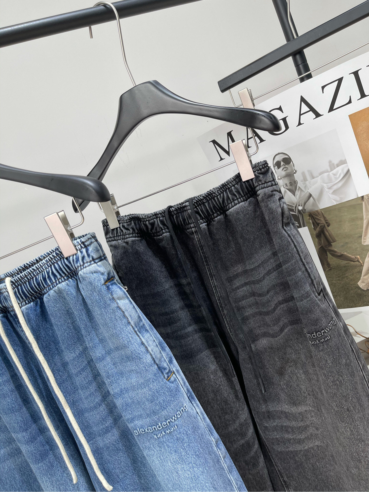 【大王抽绳浮雕字母廓形牛仔长裤】🔺，面料：牛仔棉颜色：蓝色、黑色𝐚𝐥𝐞𝐱𝐚𝐧𝐝*𝐰𝐚𝐧*| 大王松紧腰牛