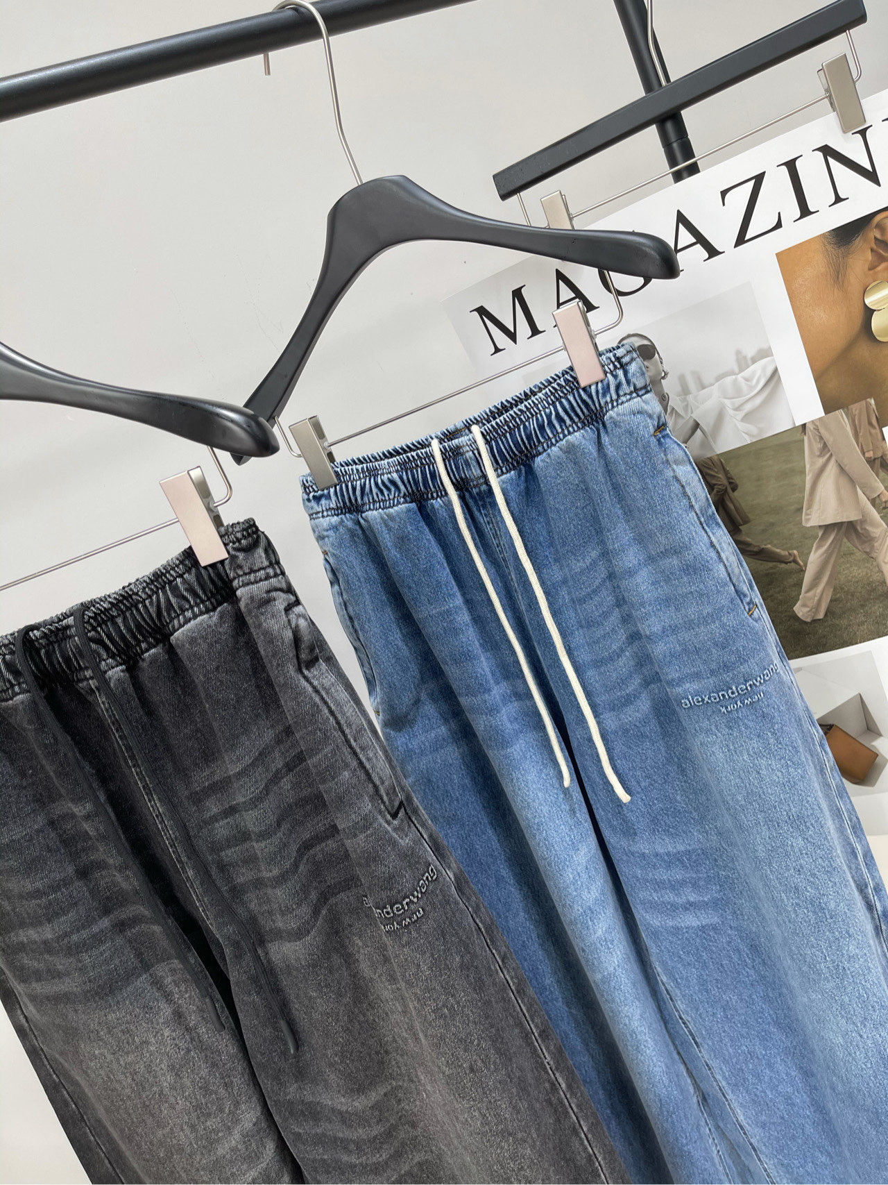 【大王抽绳浮雕字母廓形牛仔长裤】🔺，面料：牛仔棉颜色：蓝色、黑色𝐚𝐥𝐞𝐱𝐚𝐧𝐝*𝐰𝐚𝐧*| 大王松紧腰牛