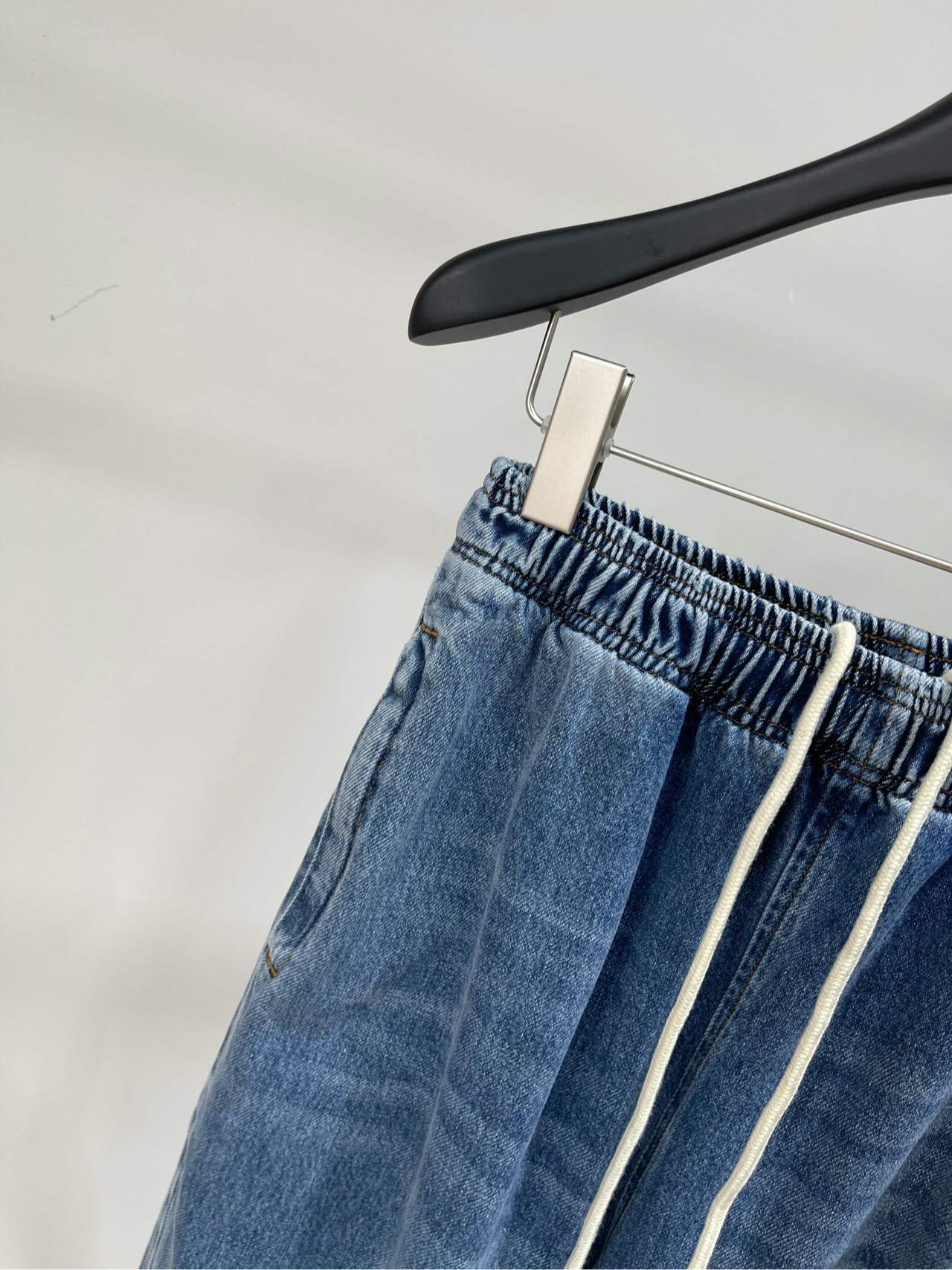 【大王抽绳浮雕字母廓形牛仔长裤】🔺，面料：牛仔棉颜色：蓝色、黑色𝐚𝐥𝐞𝐱𝐚𝐧𝐝*𝐰𝐚𝐧*| 大王松紧腰牛