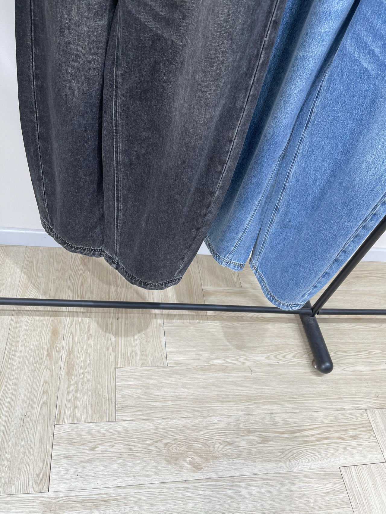 【大王抽绳浮雕字母廓形牛仔长裤】🔺，面料：牛仔棉颜色：蓝色、黑色𝐚𝐥𝐞𝐱𝐚𝐧𝐝*𝐰𝐚𝐧*| 大王松紧腰牛