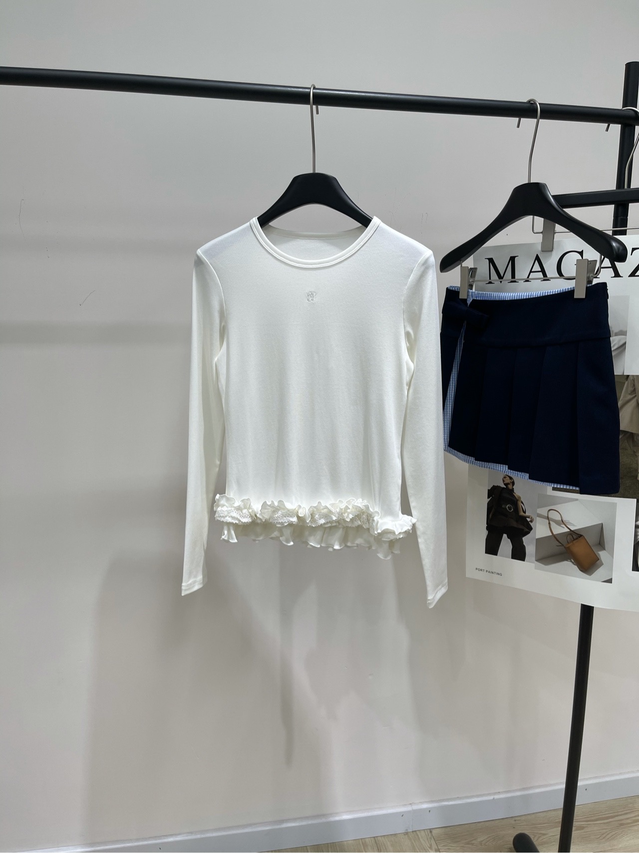 NO:503798,a【her white multi-layer ruffle lace long-sleeved T】, fabric laceel cotton color white, in terms of girlishness, HERLIAN, several pleated skirts, length is friendly to small people, multi-layer ruffle base on the hem, laceel blended skin-friendly and breathable, shiny texture, high elastic and slim fit, easy to wear, multi-layer ruffle edge on the hem, versatile and wearable universal base for many seasons, flat size S shoulder width 37, bust 80 elastic, 53, sleeve length 60 M shoulder width 38, bust 84 elastic, 54, sleeve length 61 L shoulder width 39, bust 88 elastic, 55, sleeve length 62 Manual measurement will have 2~3cm errors within the normal range, skirts, alexander wang19860909a【her白色多层荷叶花边长袖T】 ,面料莱赛尔棉 颜色白色 论少女感还得是HERLIAN 收了好几条它的百褶裙～ 长度对小个子mm友好 下摆多层荷叶边打底 莱赛尔混纺亲肤透气 光泽质感高弹修身很好穿 下摆多层荷叶边浪漫轻盈 百搭可穿多季的万能打底 平铺尺码 S肩宽37,胸围80弹力,衣长53,袖长60 M肩宽38,胸围84弹力,衣长54,袖长61 L肩宽39,胸围88弹力,衣长55,袖长62 手工测量会有2~3cm误差属于正常范围,,skirts,alexander wang,Women's clothing