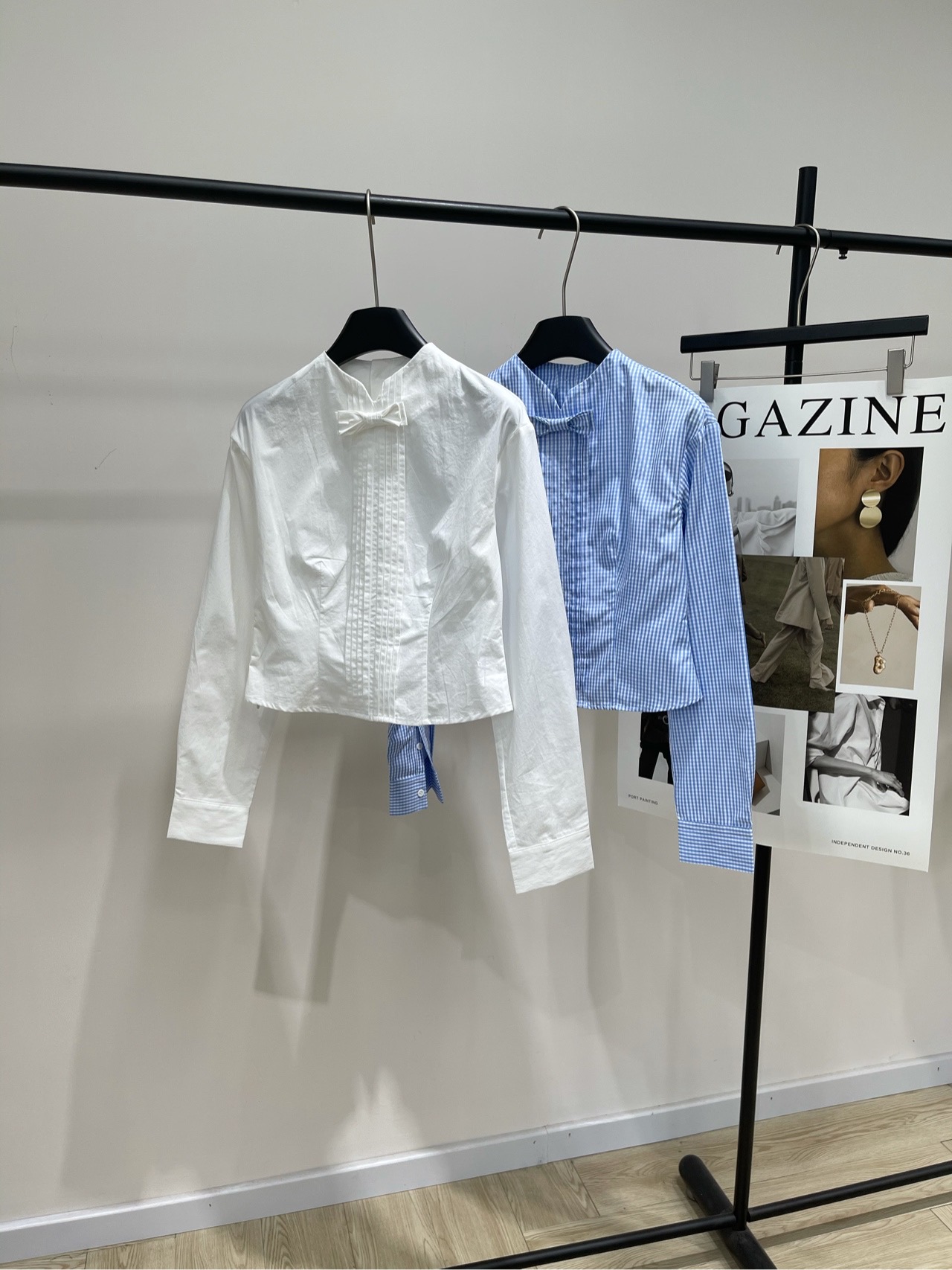 NO:503802,【her bow tie pleated college style shirt】, fabric polyester and cotton blend color white and blue grid HERLIAN GIRLS｜ Cardamom girl retro plaid shirt Retro plaid shirt 60s retro plaid elements plaid neckline magnetic bow blue white and fresh and playful white clean and versatile white age-reducing wear college style chaebol daughter dressing early autumn new product plaid shirt shirt designer style flat size S shoulder width 45, bust 86, 45, sleeve length 58 M shoulder width 46, bust 90, 46, sleeve length 59 L shoulder width 47, bust 94, 47, sleeve length 60 Manual measurement will have 2~3cm errors within the normal range, Shirts, alexander wang19860909【her领结压褶学院风衬衫】 ,面料涤棉混纺 颜色白色、蓝格 HERLIAN GIRLS｜豆蔻少女复古格纹衬衫 60年代复古格纹衬衫 经典的复古回潮元素格纹 领口磁吸蝴蝶结 蓝色显白又清新、俏皮 白色干净百搭 减龄穿搭学院风 财阀千金穿搭早秋新品 格纹衬衫衬衫 设计师款 平铺尺码 S肩宽45,胸围86,衣长45,袖长58 M肩宽46,胸围90,衣长46,袖长59 L肩宽47,胸围94,衣长47,袖长60 手工测量会有2~3cm误差属于正常范围,,shirts,alexander wang,Women's clothing