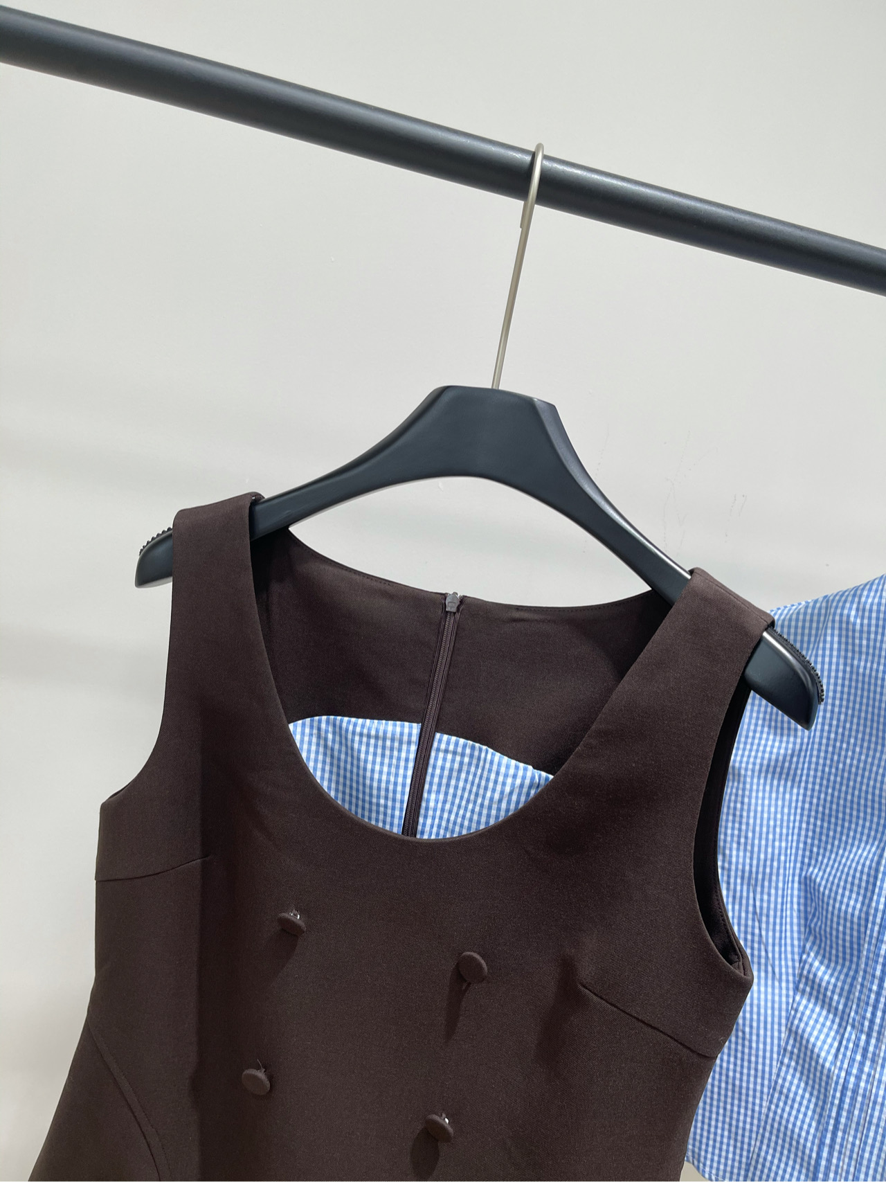 【her咖色纽扣U领背心裙】🔺，面料：精纺羊毛+聚酯纤维颜色：咖色HERLIAN | 25AW早秋上新🆕