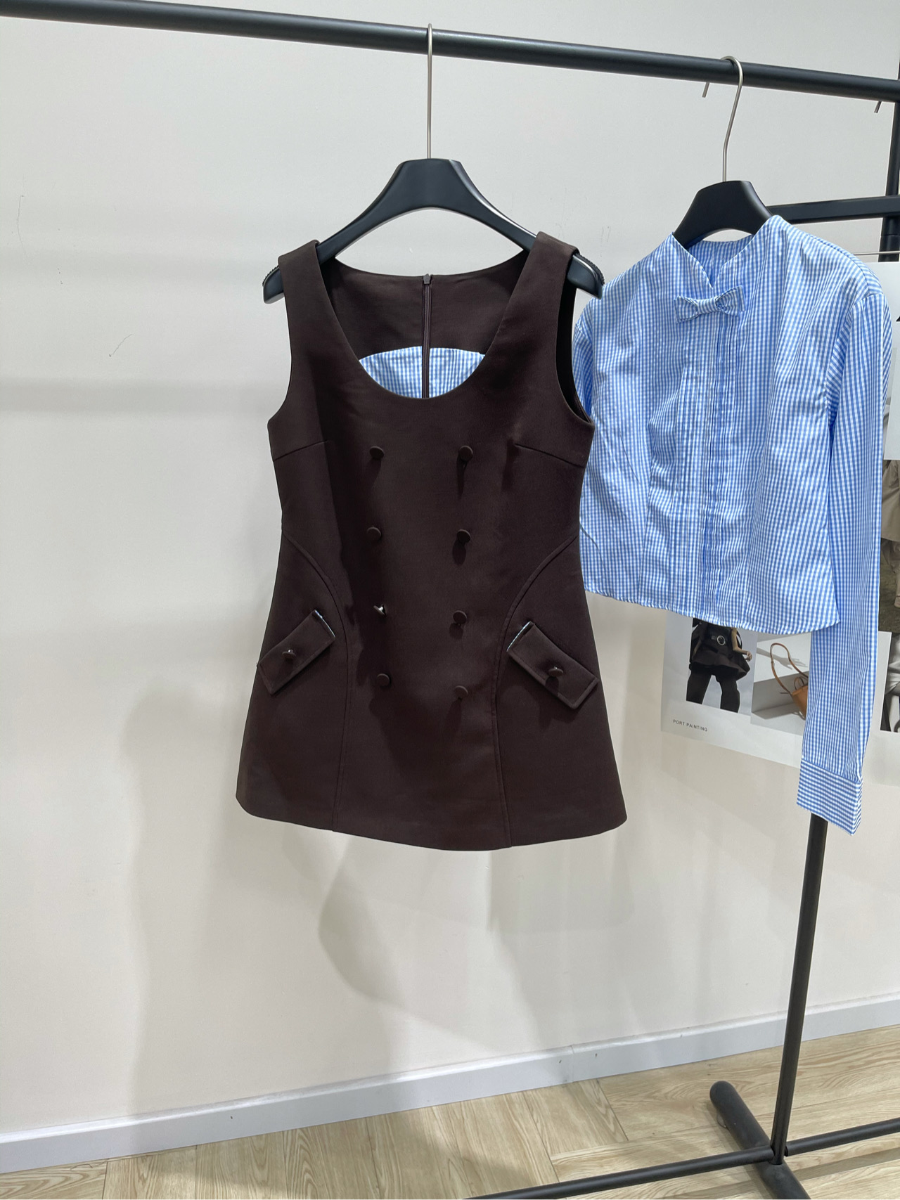 NO:503806,【her brown button U-neck vest skirt】, fabric worsted wool + polyester fiber, color brown HERLIAN | 25AW early autumn new Salt-type butter mixed with sea flavor, sweet or salty, both resonate with the leisure time of autumn Bow decorative shirt + button design doll collar strap skirt Sweet and salty early autumn sea salt Kerlia Flat size S shoulder width 35, bust 86, skirt length 71 M shoulder width 36, bust 90, skirt length 72 L shoulder width 37, bust 94, skirt length 73 Manual measurement will have 2~3cm errors within the normal range, skirt, shirts, alexander wang19860909【her咖色纽扣U领背心裙】 ,面料精纺羊毛+聚酯纤维 颜色咖色 HERLIAN | 25AW早秋上新 掺杂着海风味道的盐系黄油可露丽 或甜或咸,皆是与秋日闲暇时光的共鸣 蝴蝶结装饰衬衫+纽扣设计娃娃领背带裙 甜咸两相宜的早秋海盐可露丽 平铺尺码 S肩宽35,胸围86,裙长71 M肩宽36,胸围90,裙长72 L肩宽37,胸围94,裙长73 手工测量会有2~3cm误差属于正常范围,,skirts,shirts,alexander wang,Women's clothing