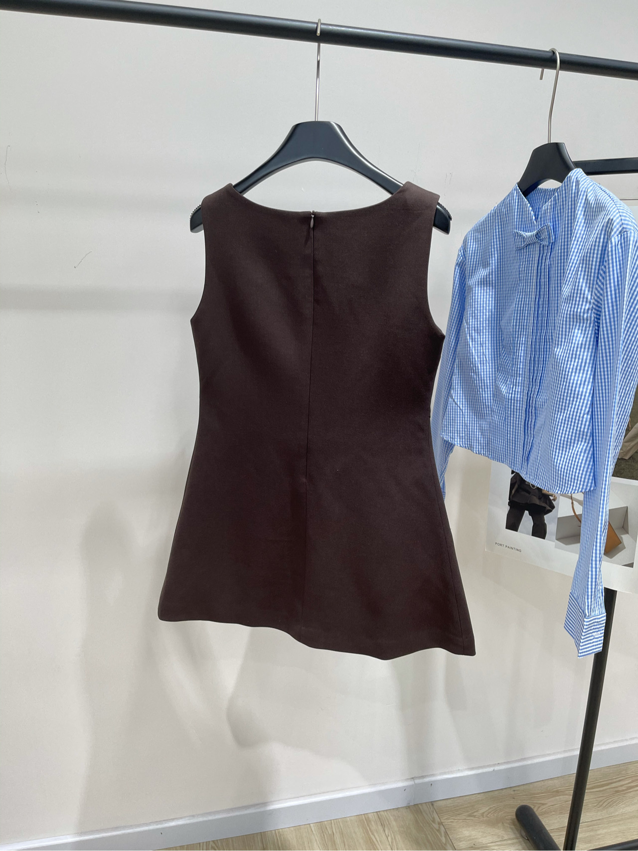 【her咖色纽扣U领背心裙】🔺，面料：精纺羊毛+聚酯纤维颜色：咖色HERLIAN | 25AW早秋上新🆕