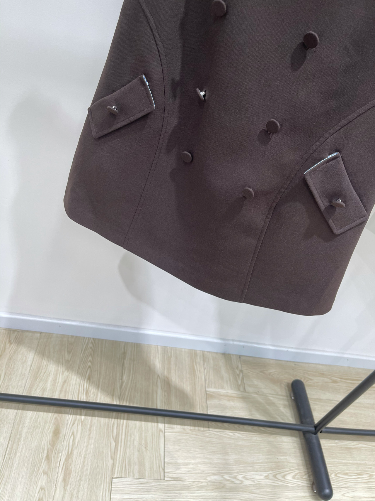 【her咖色纽扣U领背心裙】🔺，面料：精纺羊毛+聚酯纤维颜色：咖色HERLIAN | 25AW早秋上新🆕